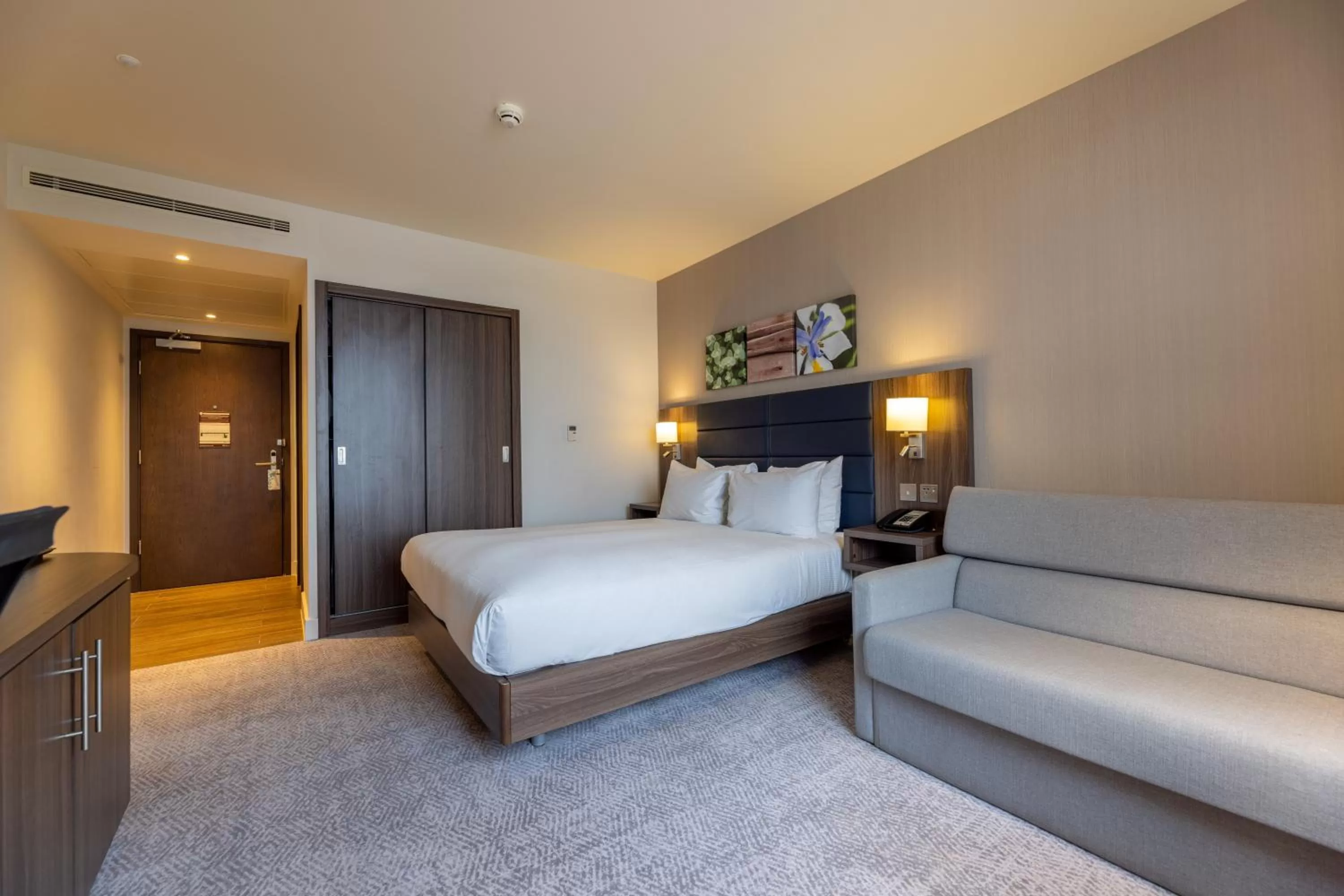 Bed in Hilton Garden Inn Birmingham Airport Uk