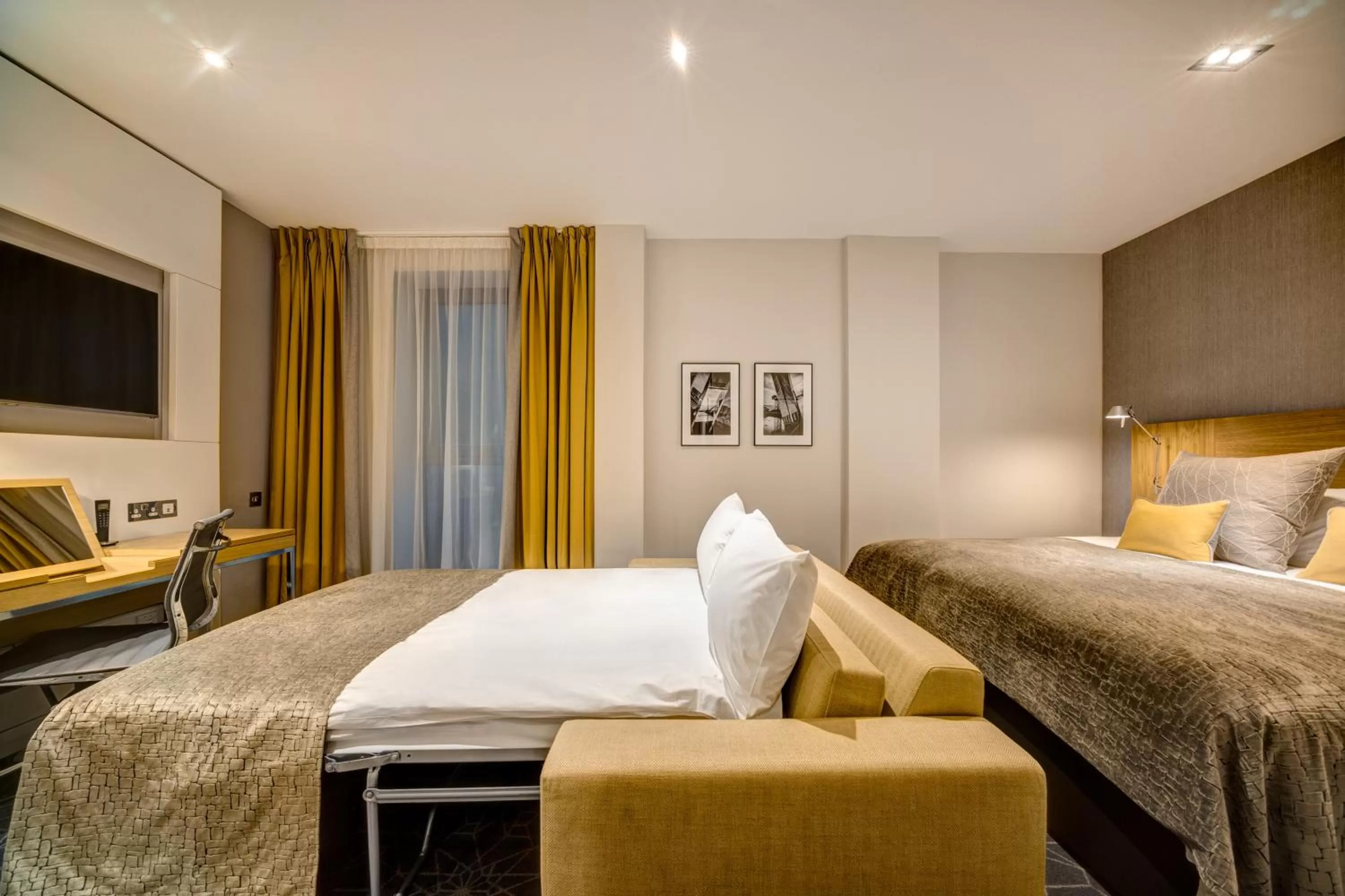 Photo of the whole room, Bed in Apex City of Glasgow Hotel