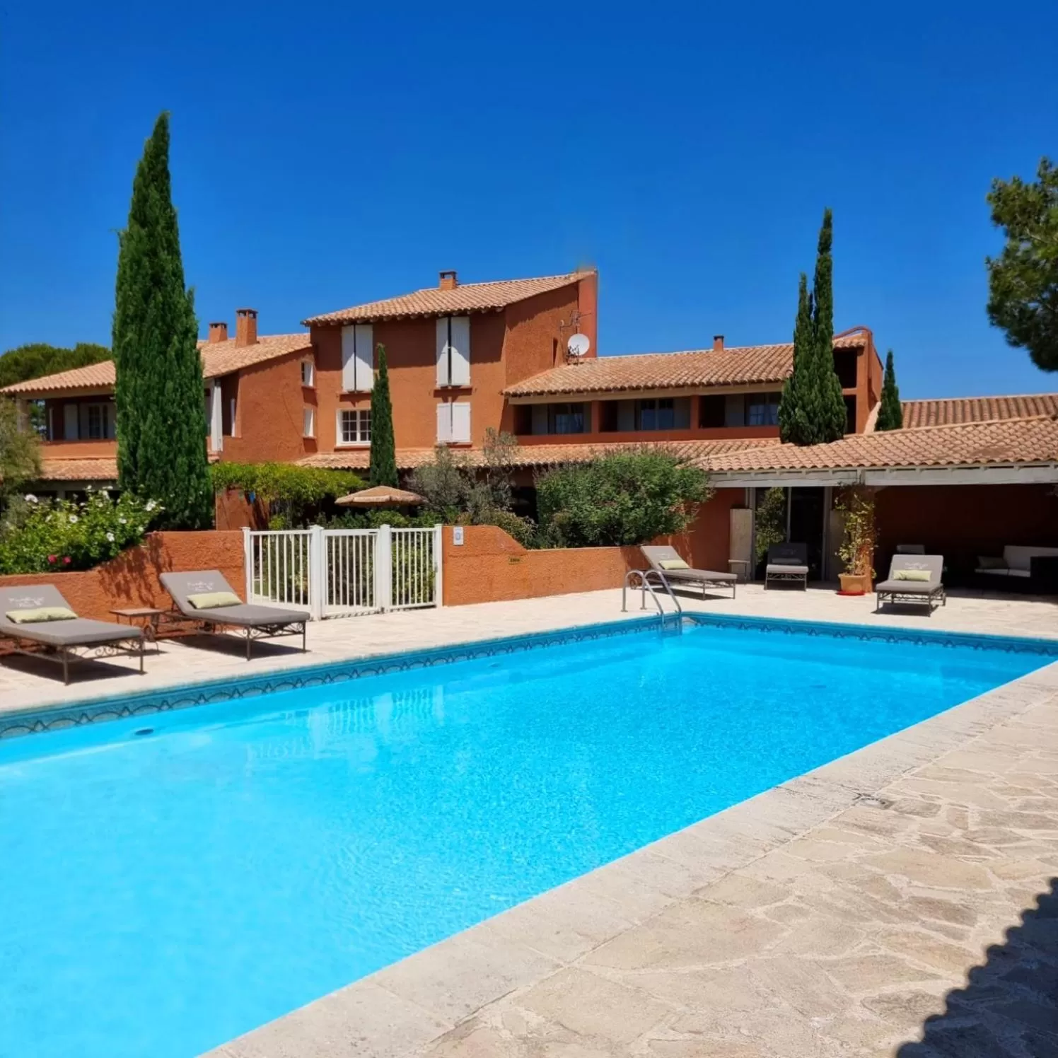 Swimming pool, Property Building in Castillon Des Baux
