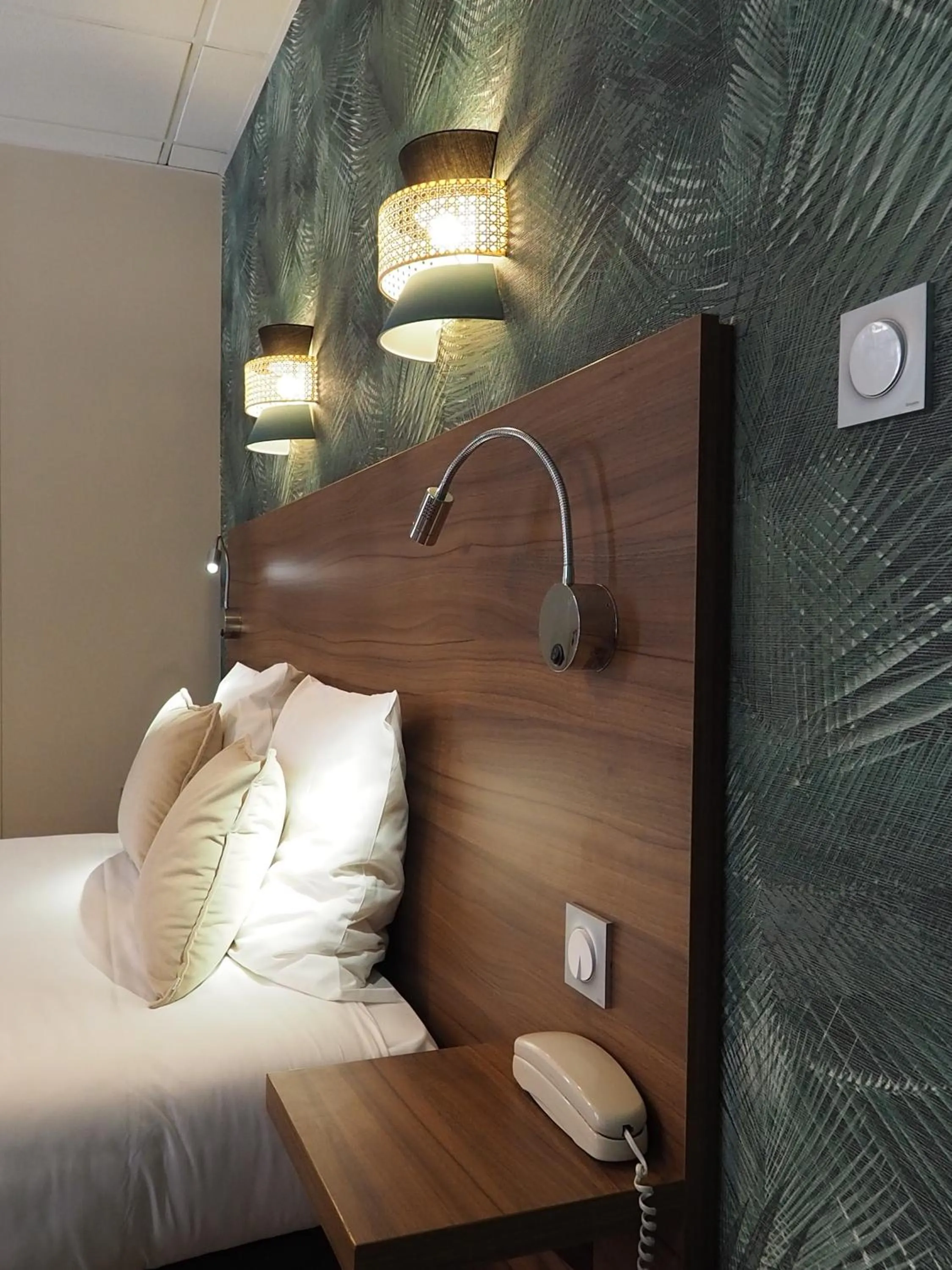 Bed in Hôtel du Dauphin