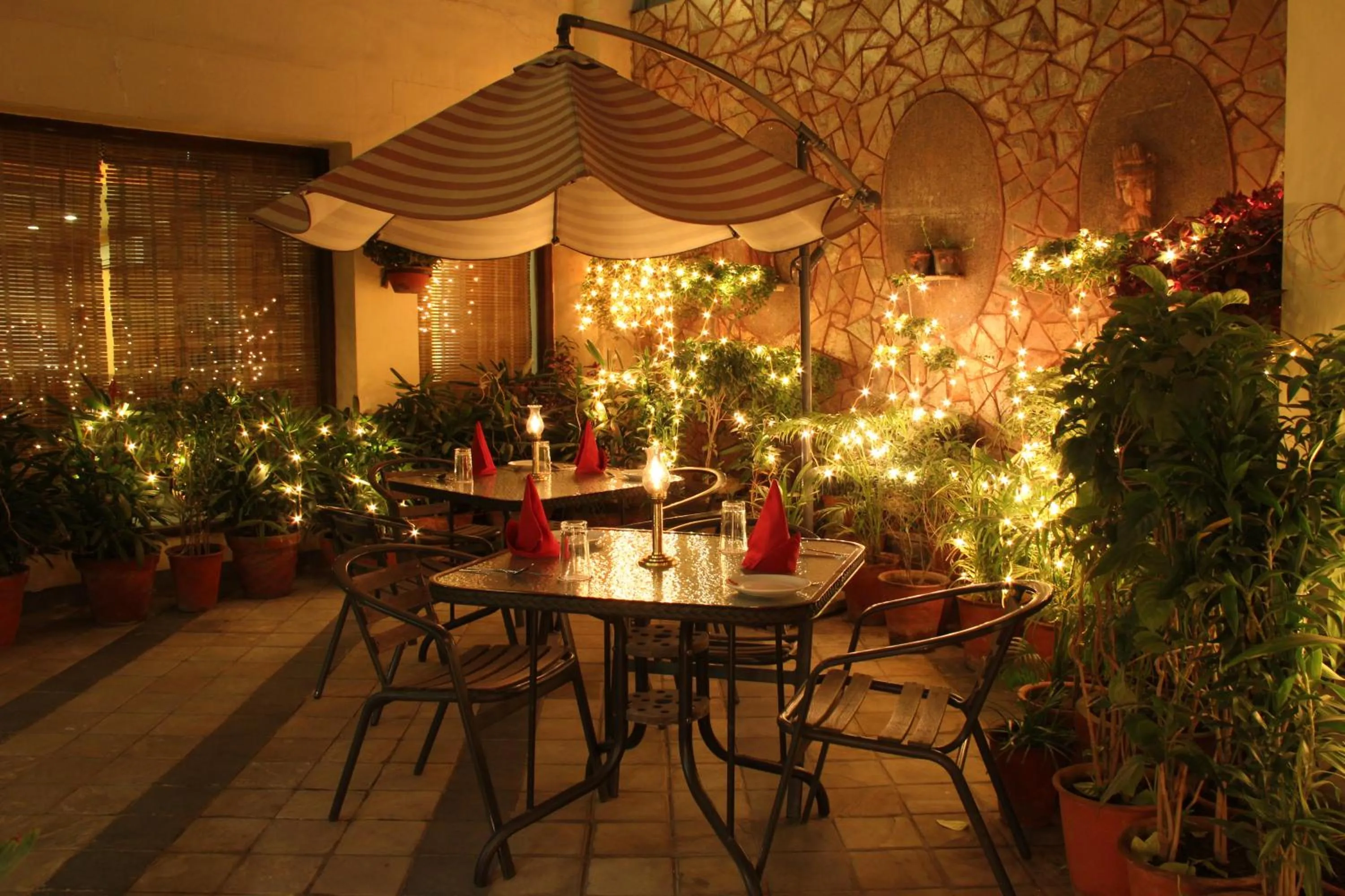 Restaurant/places to eat in Ratnawali – A Vegetarian Heritage Hotel