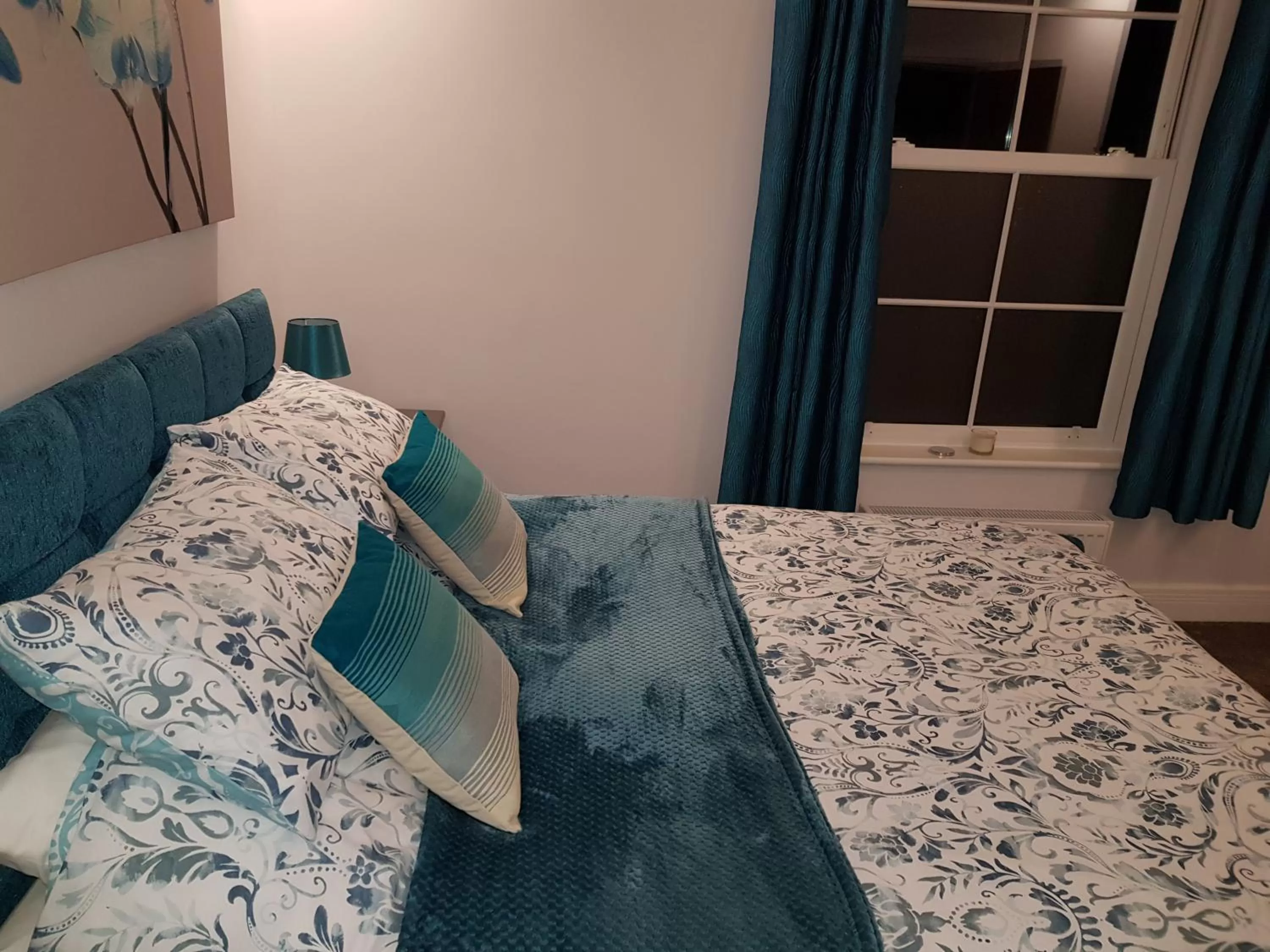 Bedroom, Bed in Saracens House