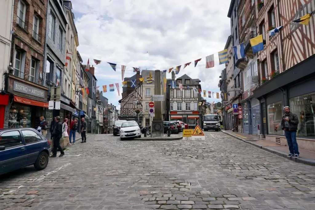 Nearby landmark, Neighborhood in Le Bourg