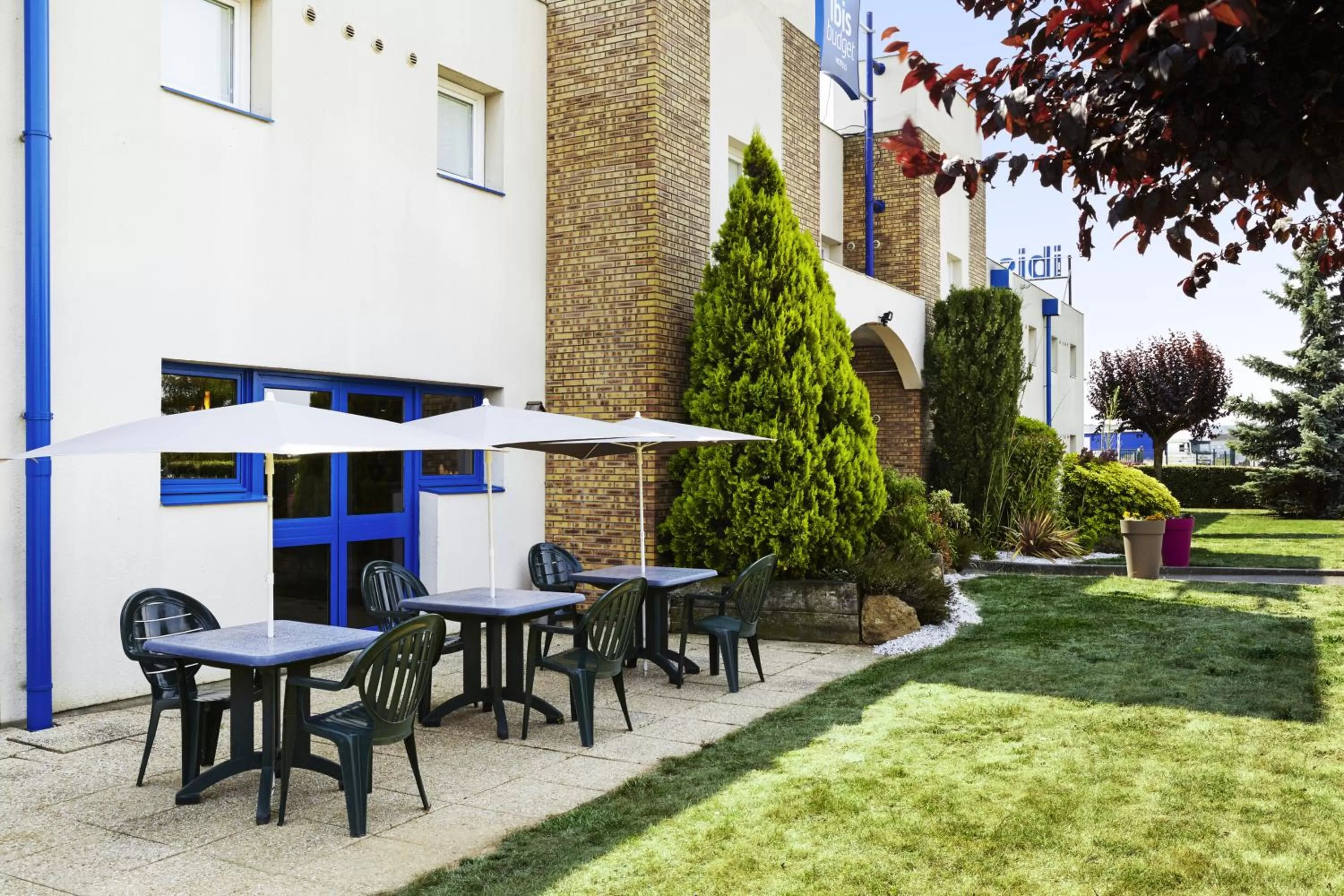 Patio in ibis budget Chartres