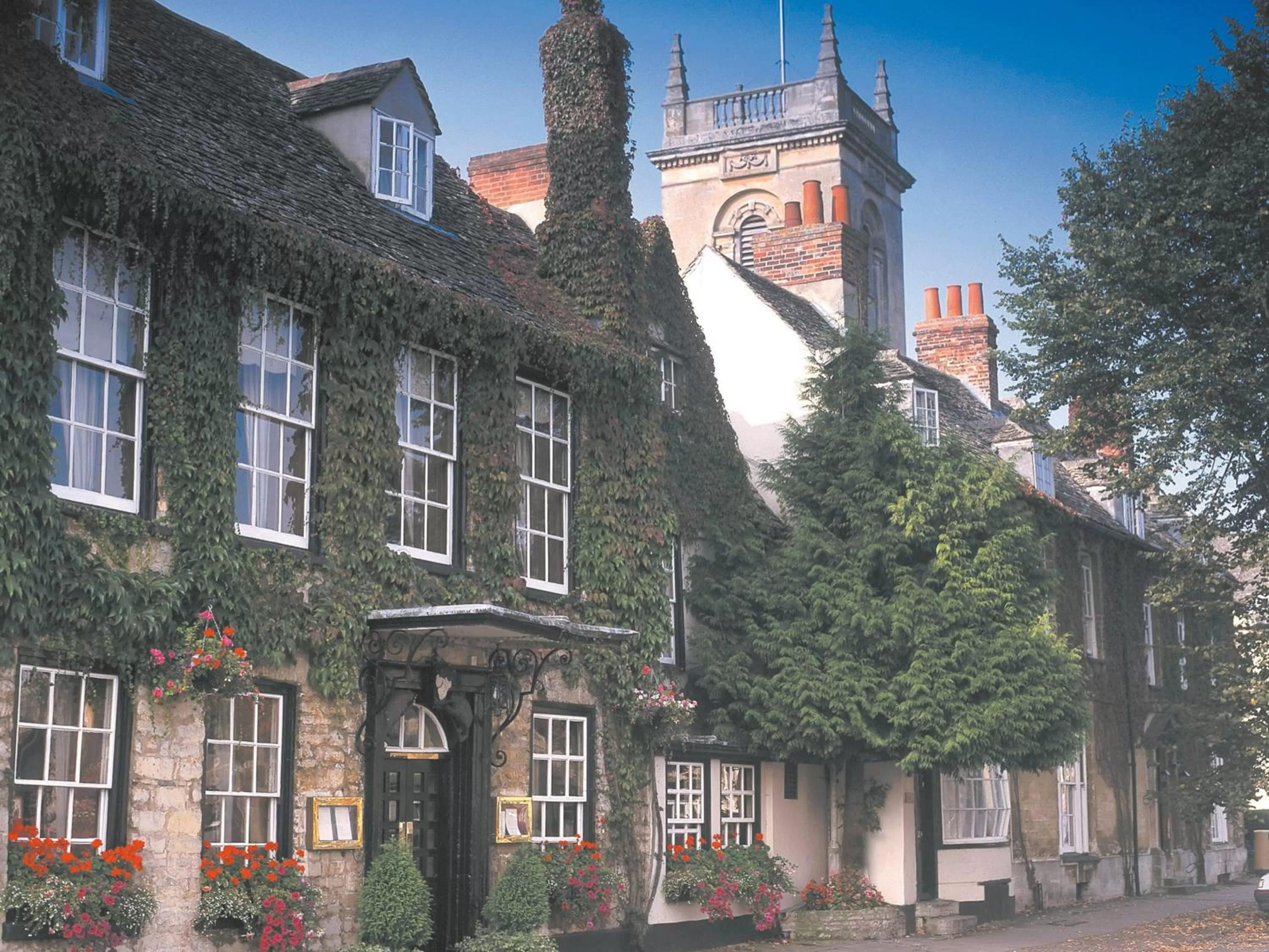 Facade/entrance in Macdonald Bear Hotel