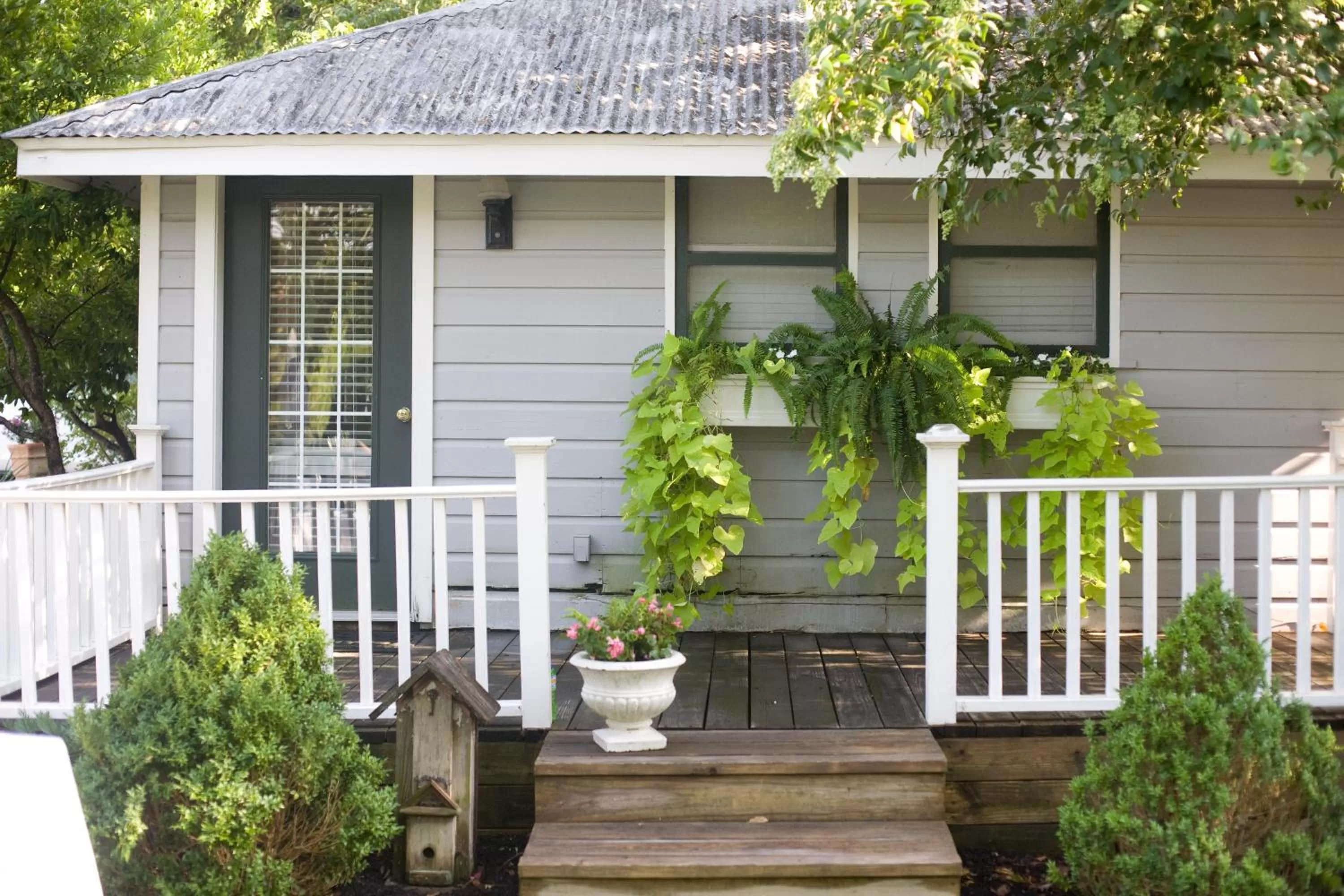 Facade/entrance in Rainbow Courts