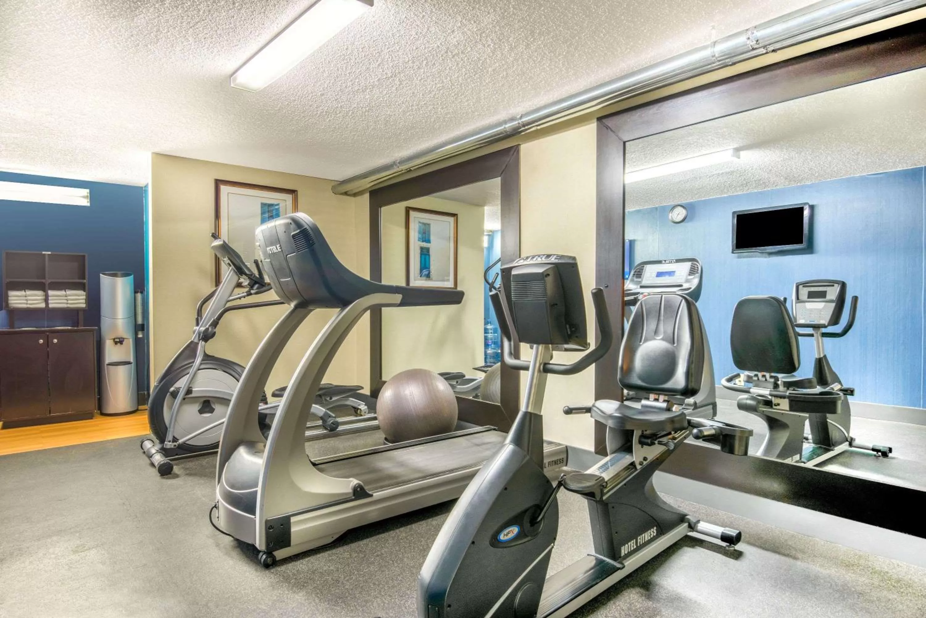 Fitness centre/facilities in Days Inn & Suites by Wyndham Albuquerque North