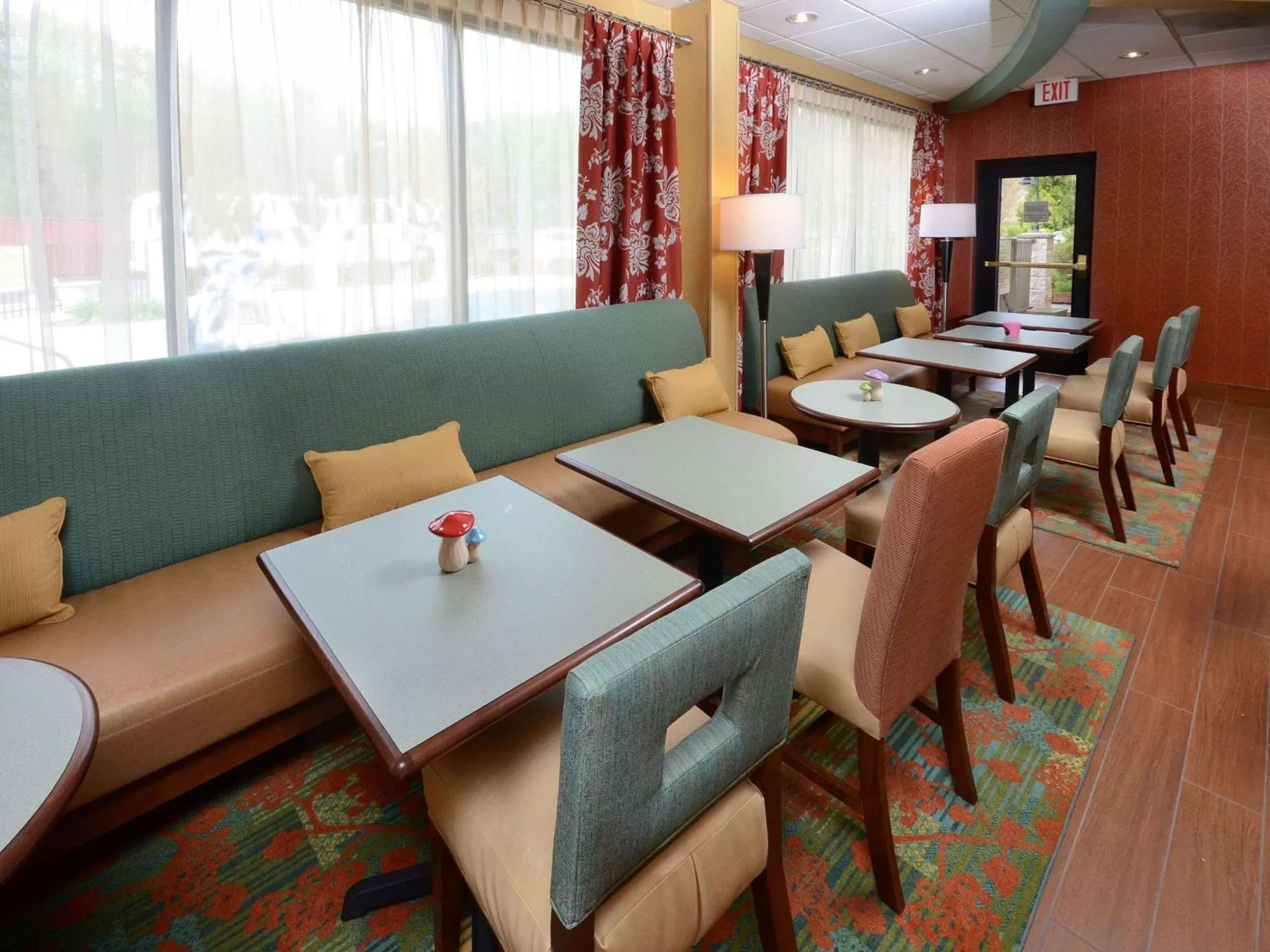 Dining area in Hampton Inn Martinsville
