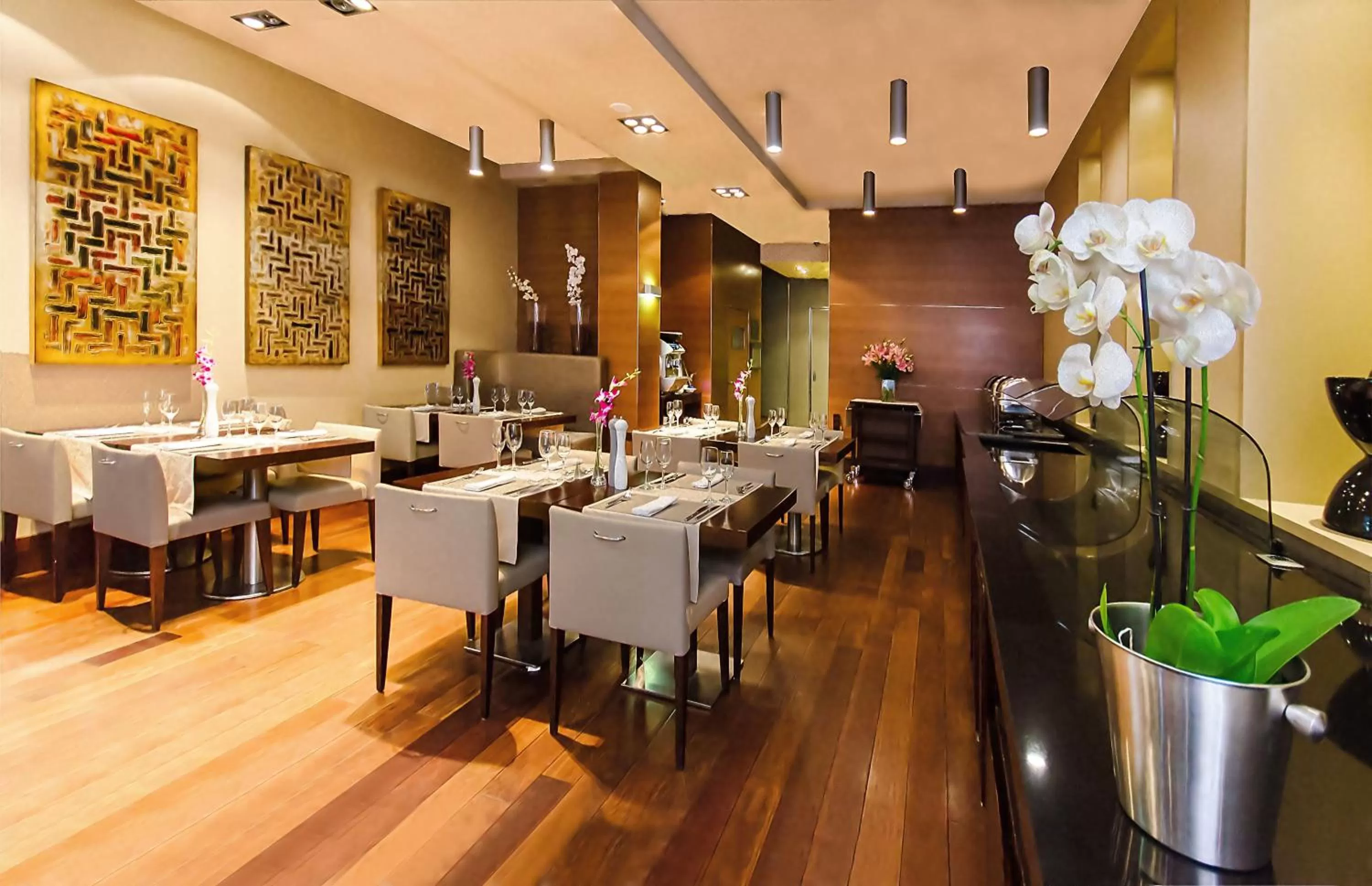 Restaurant/places to eat in Hotel NH Poznan