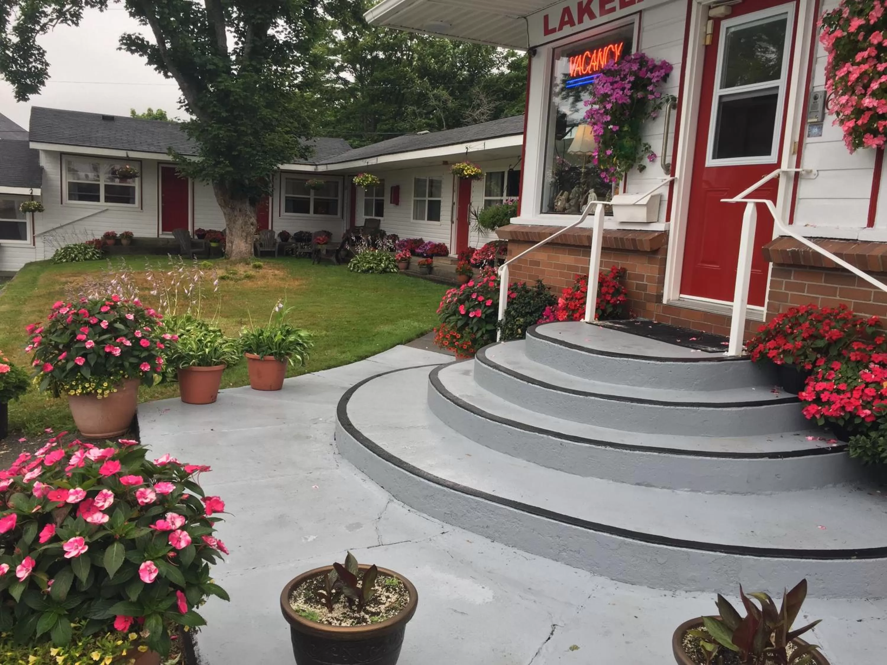 Property building in Lakelawn B&B and Motel