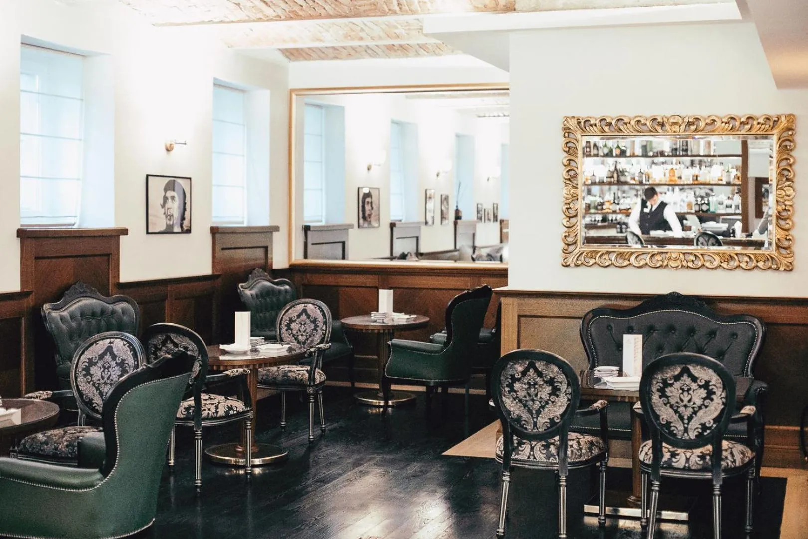 Restaurant/places to eat in Hotel Le Premier