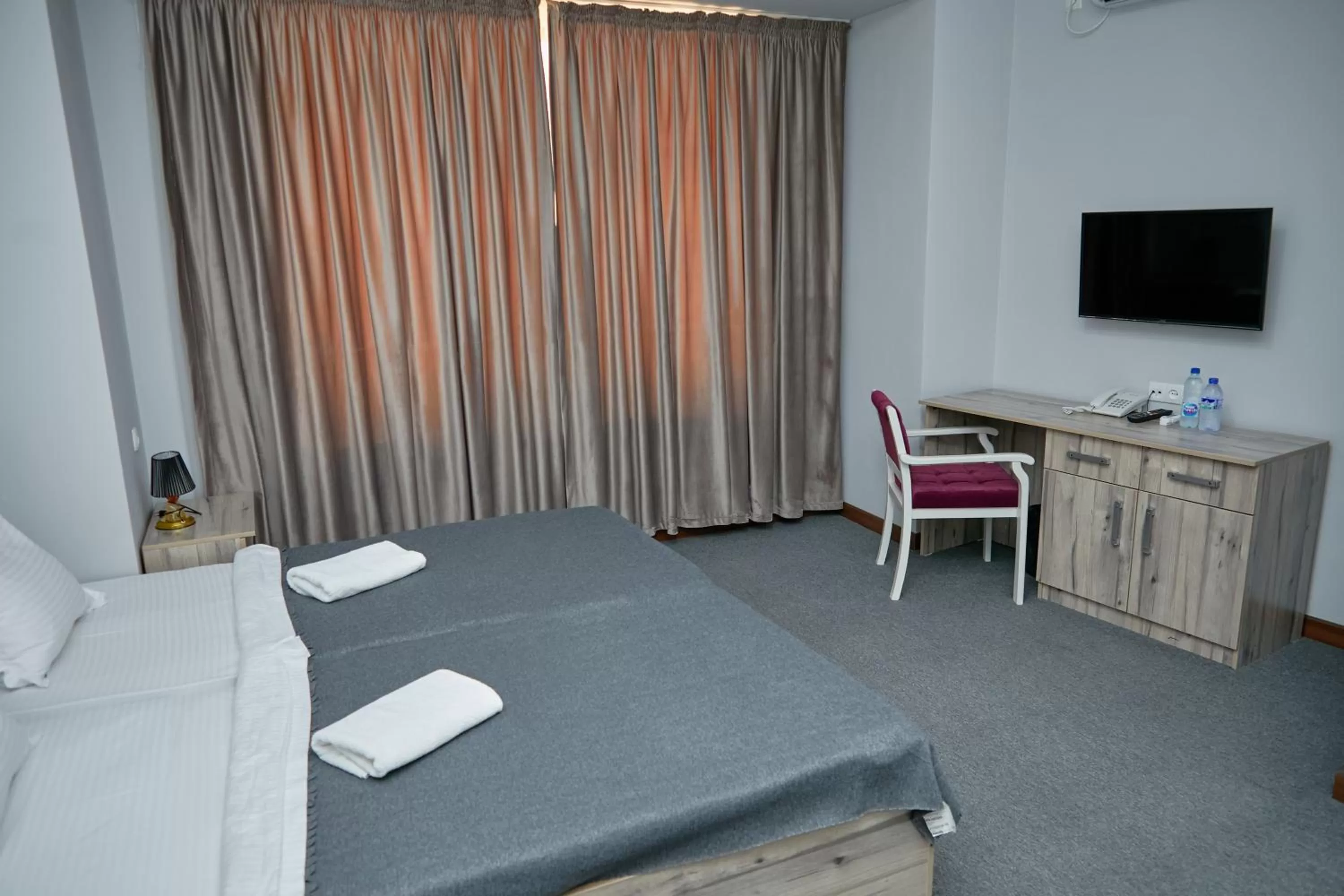 Bedroom, Bed in Hotel Muqaddas