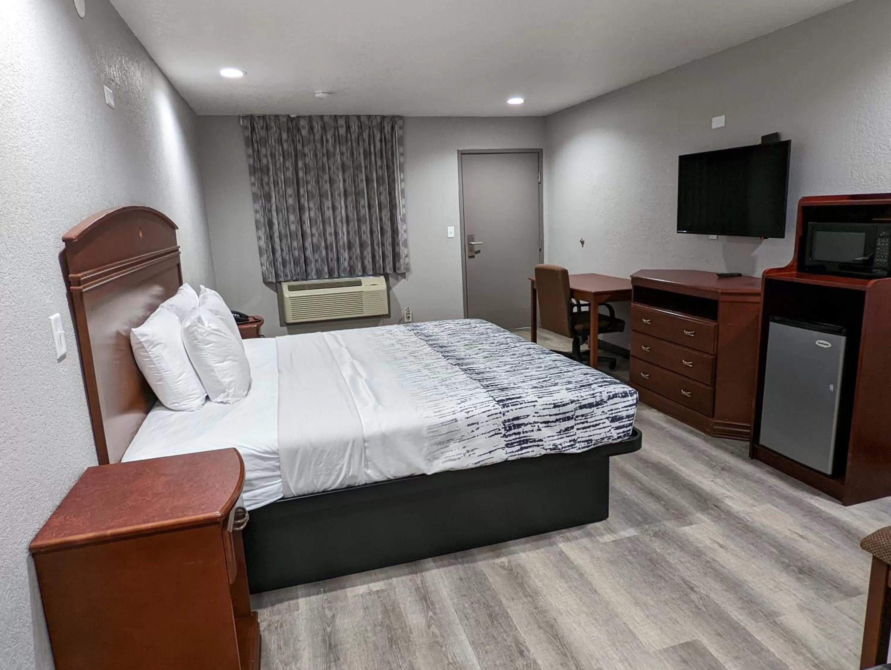 Property building, Bed in OKC Hotel