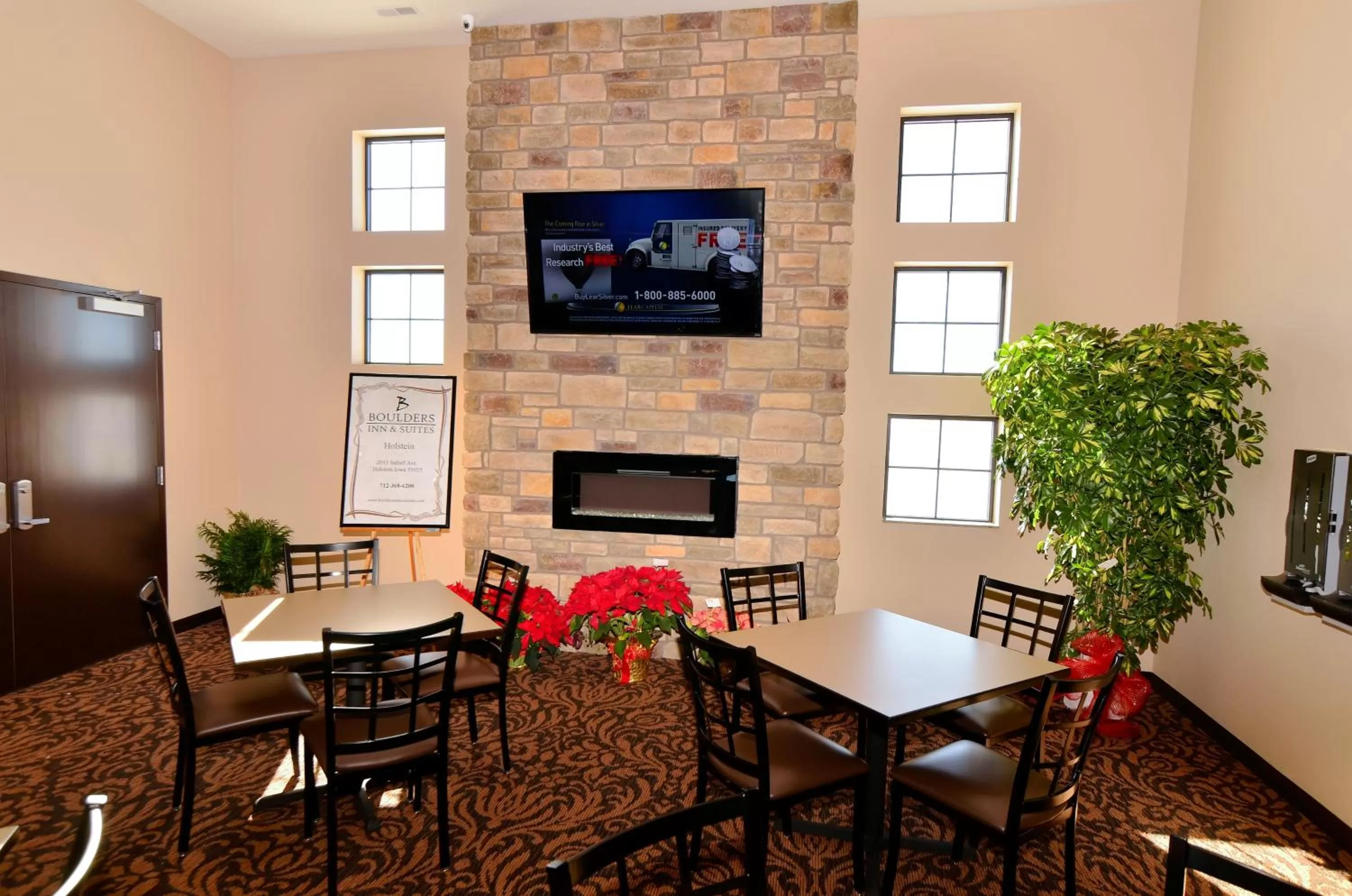 Communal lounge/ TV room in Cobblestone Inn & Suites - Holstein