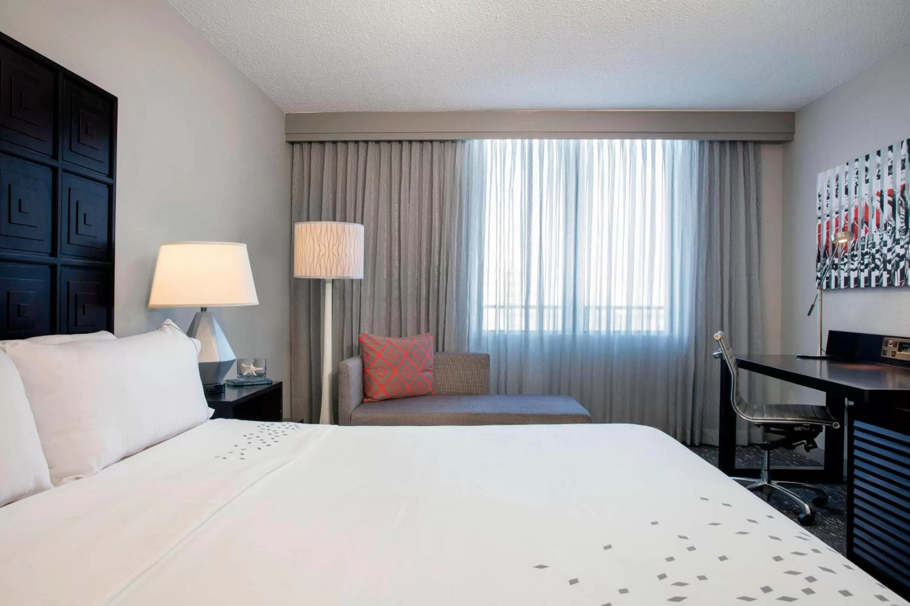 King Room with Adapted Tub - Mobility Accessible in Renaissance Fort Lauderdale Cruise Port Hotel