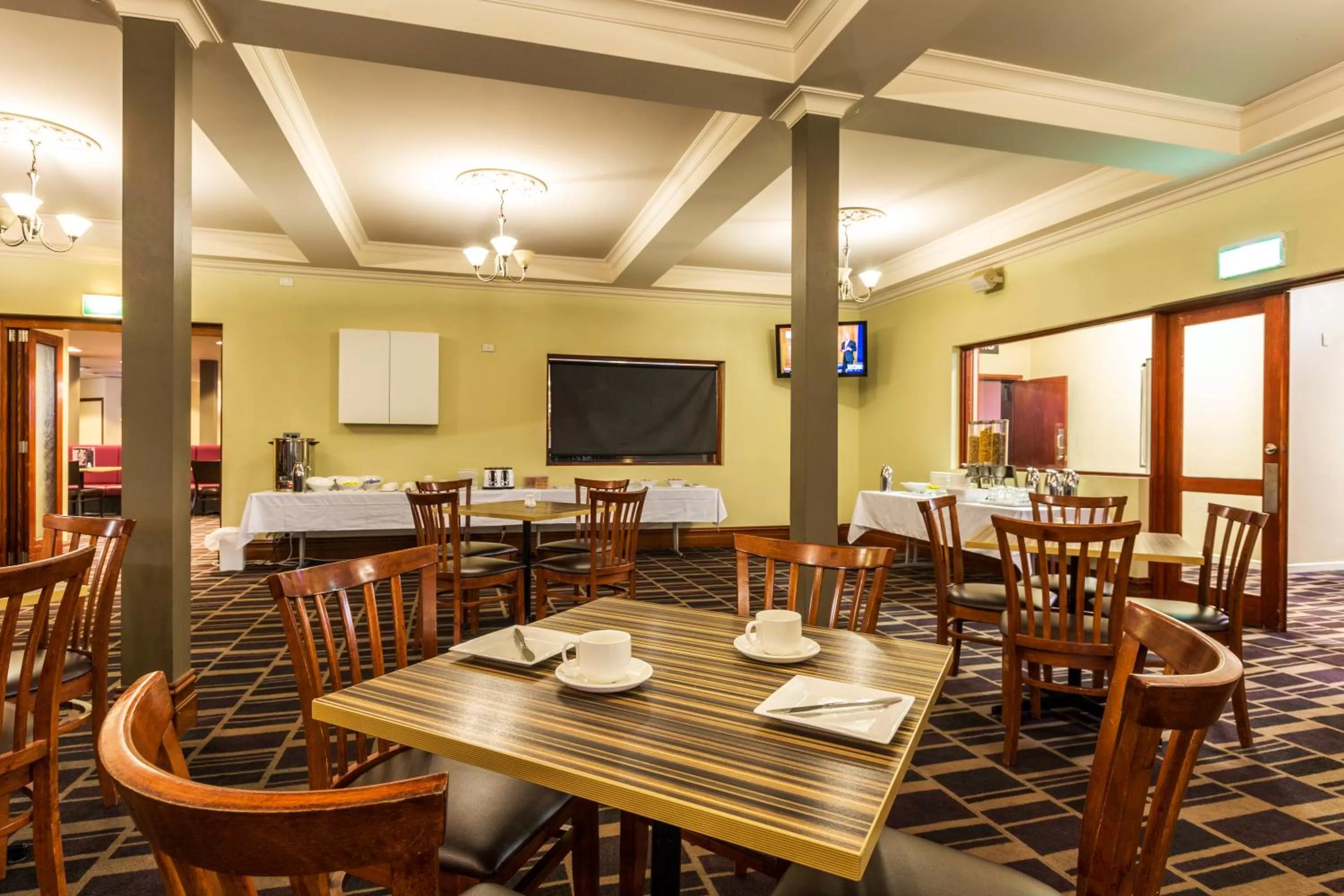 Restaurant/places to eat in Boomerang Hotel