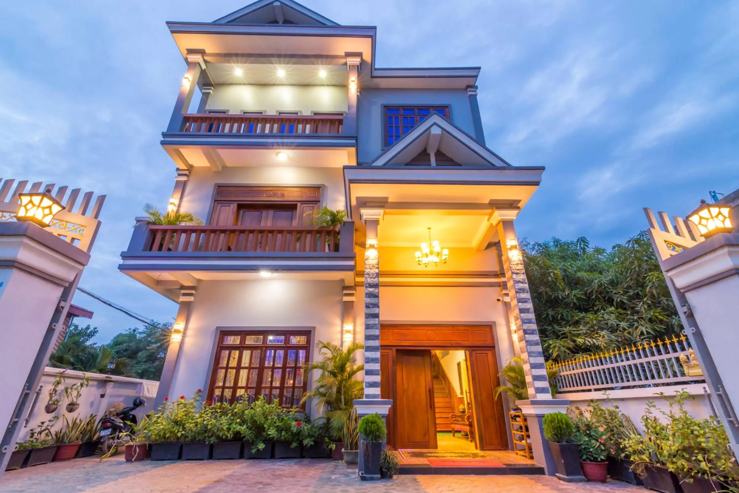 Facade/entrance in Aniza Angkor Villa