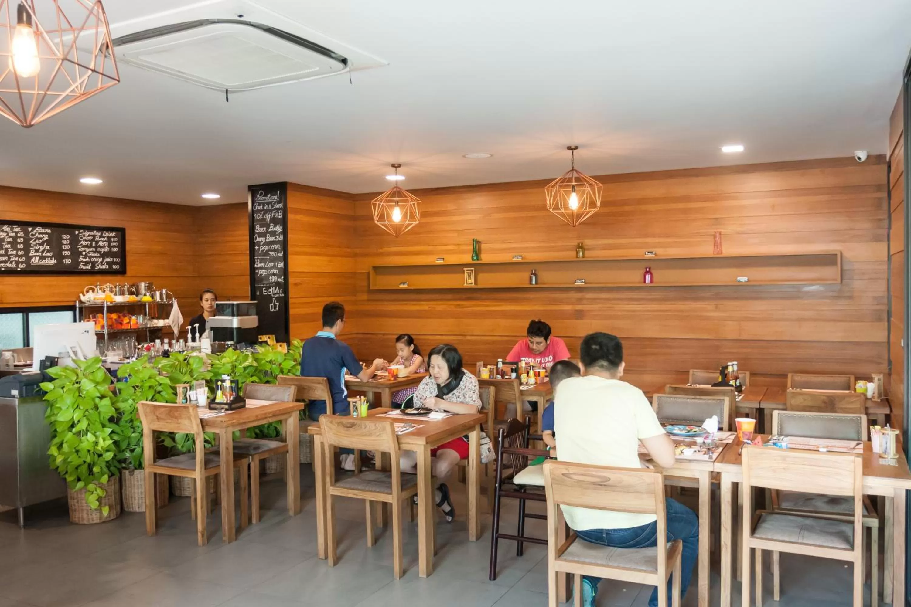 Restaurant/places to eat in Cmor Nimman by Recall Hotels