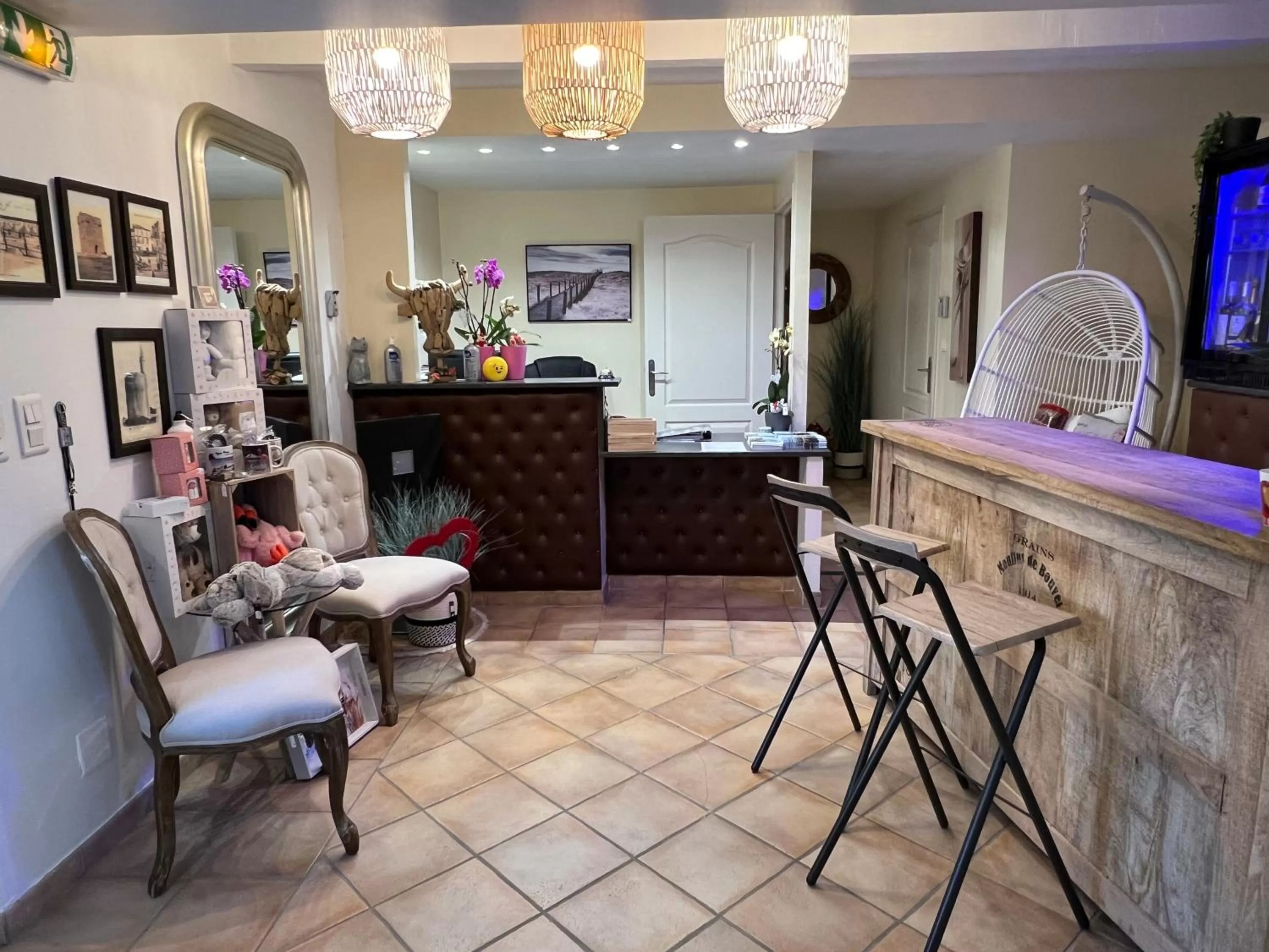 Property building in Hôtel Le Médiéval - Parking inclus & accueil vélo