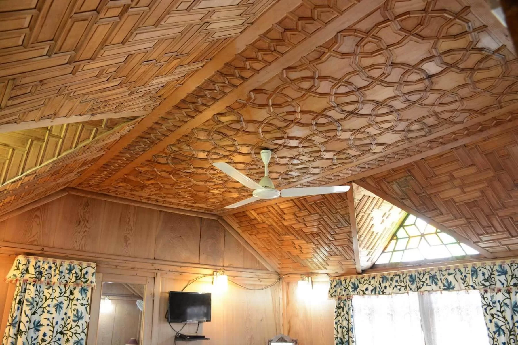 Bedroom in Houseboat Zaindari Palace