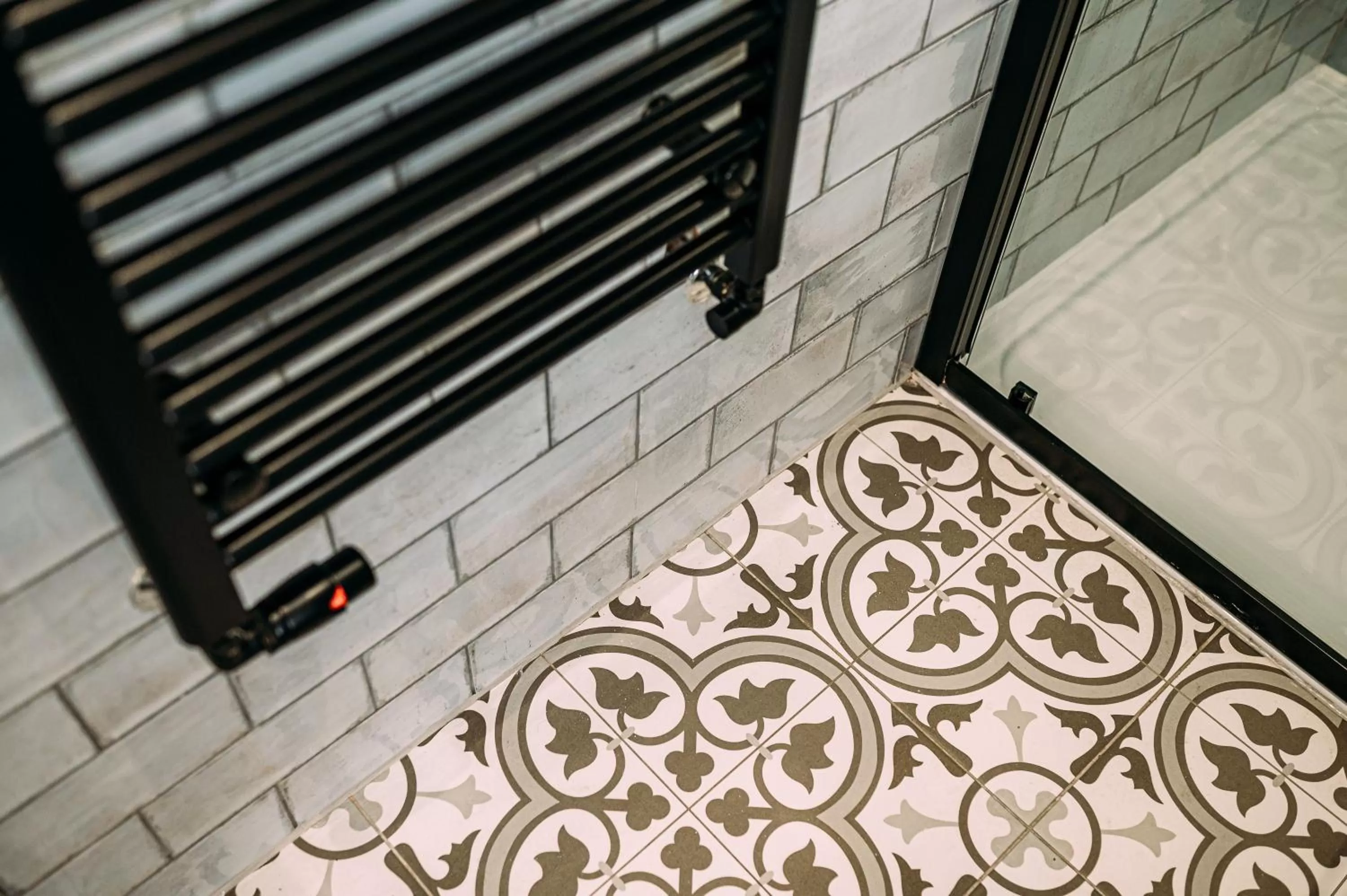 Bathroom, Bed in The Queens Hotel