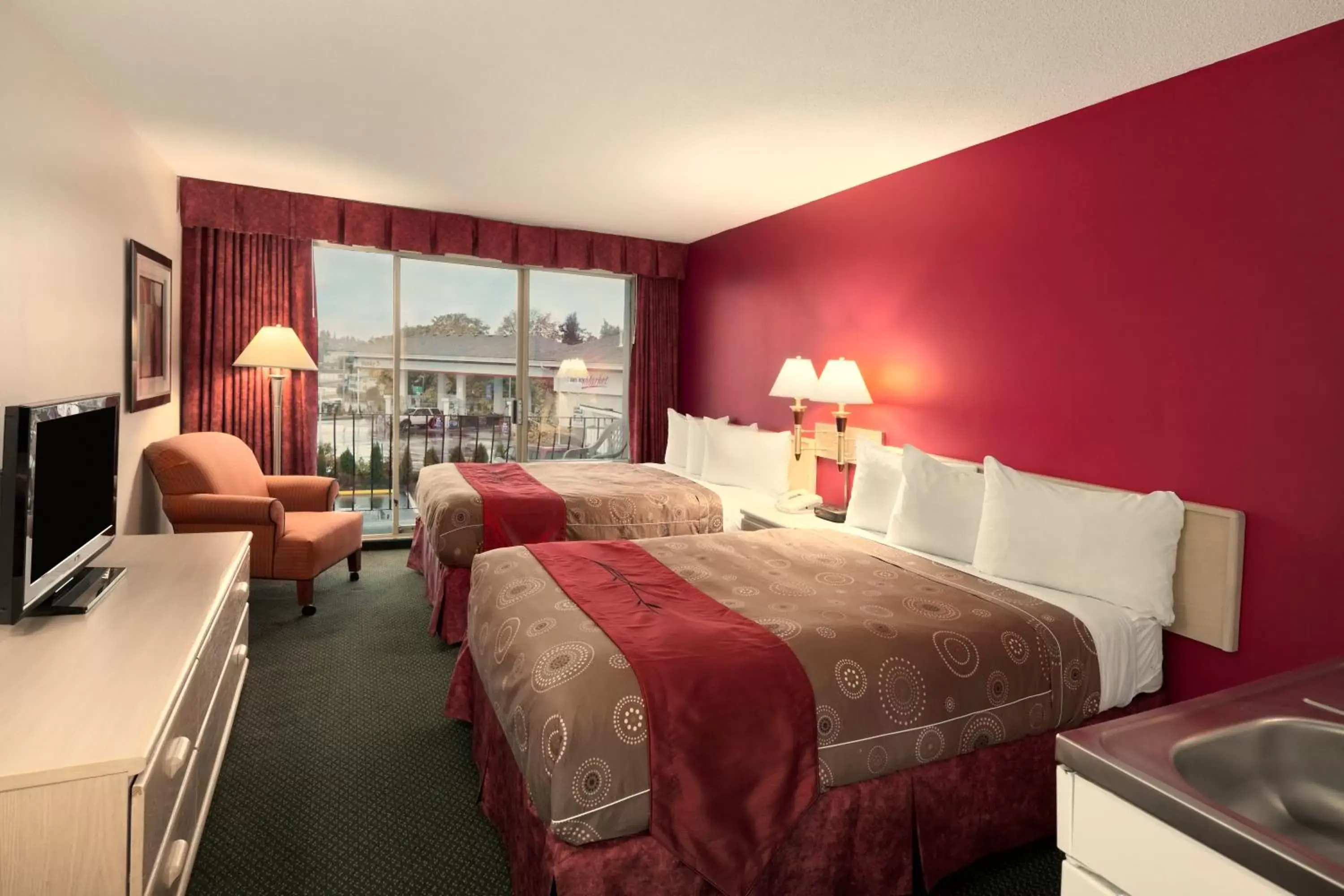 Queen Room with Two Queen Beds - Non-Smoking in Travelodge by Wyndham Nanaimo Queen Room with Two Queen Beds - Non-Smoking in Travelodge by Wyndham Nanaimo