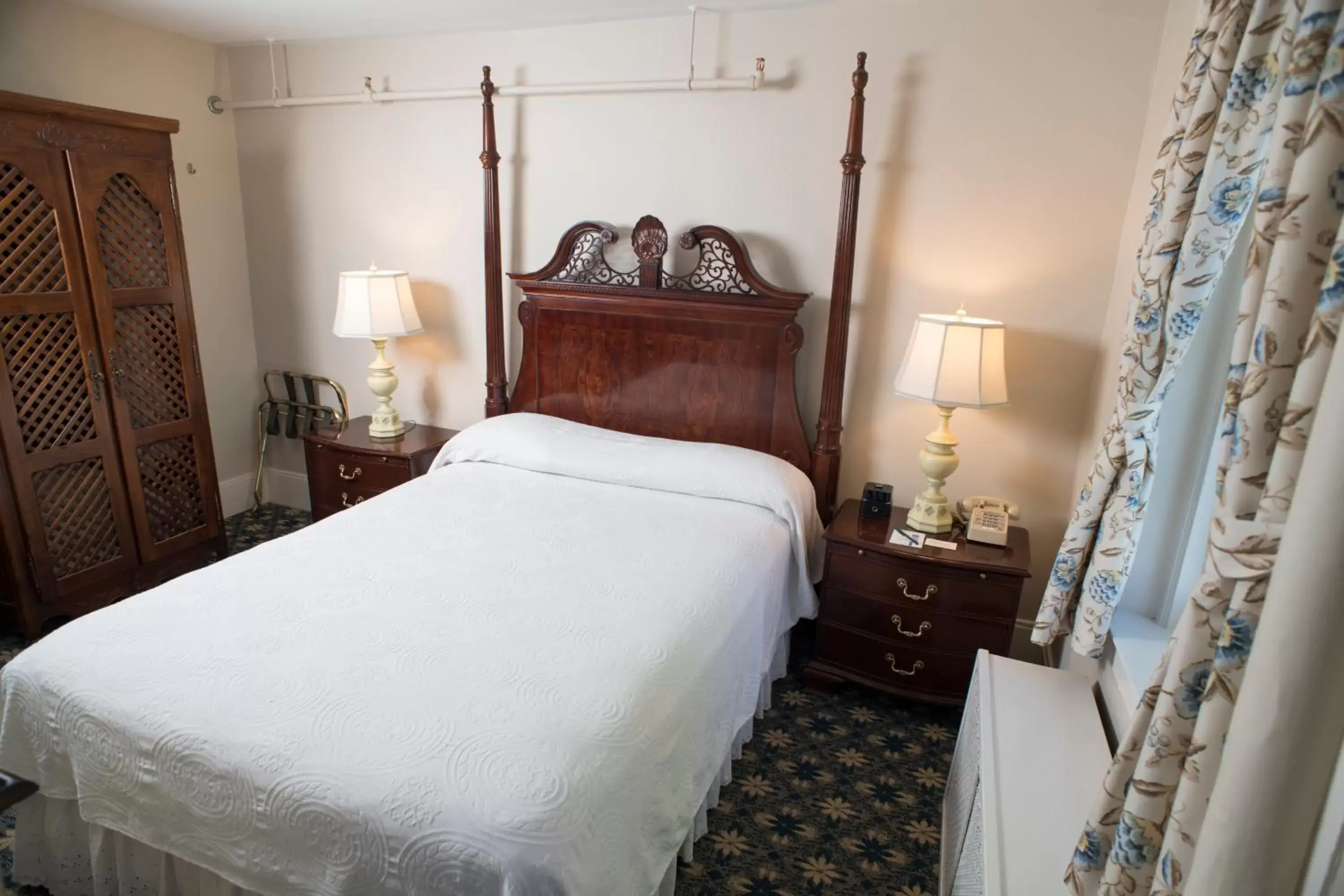 Deluxe Main Inn Room with One Queen Bed in Middlebury Inn Deluxe Main Inn Room with One Queen Bed in Middlebury Inn