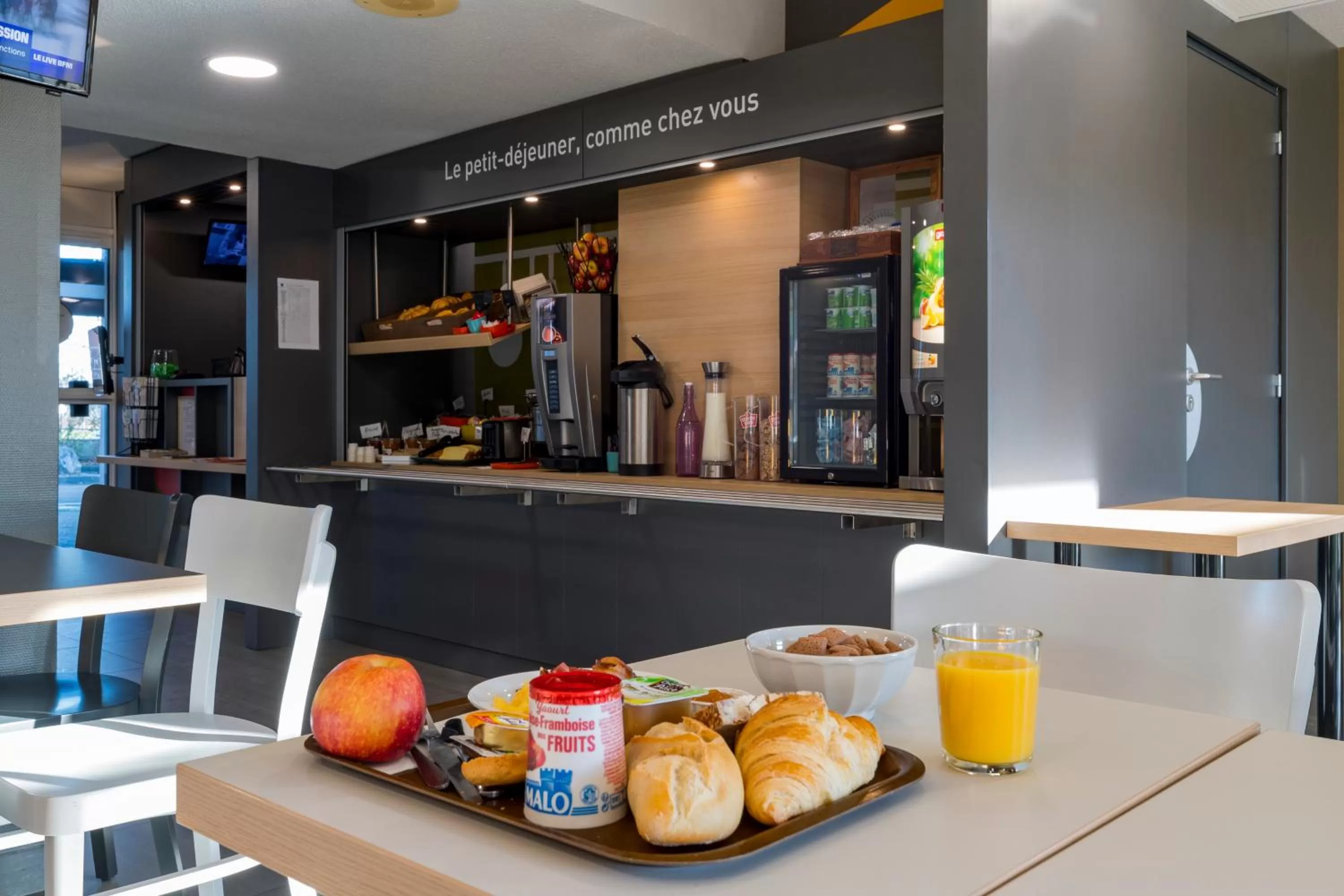 Buffet breakfast in B&B HOTEL Auxerre Bourgogne