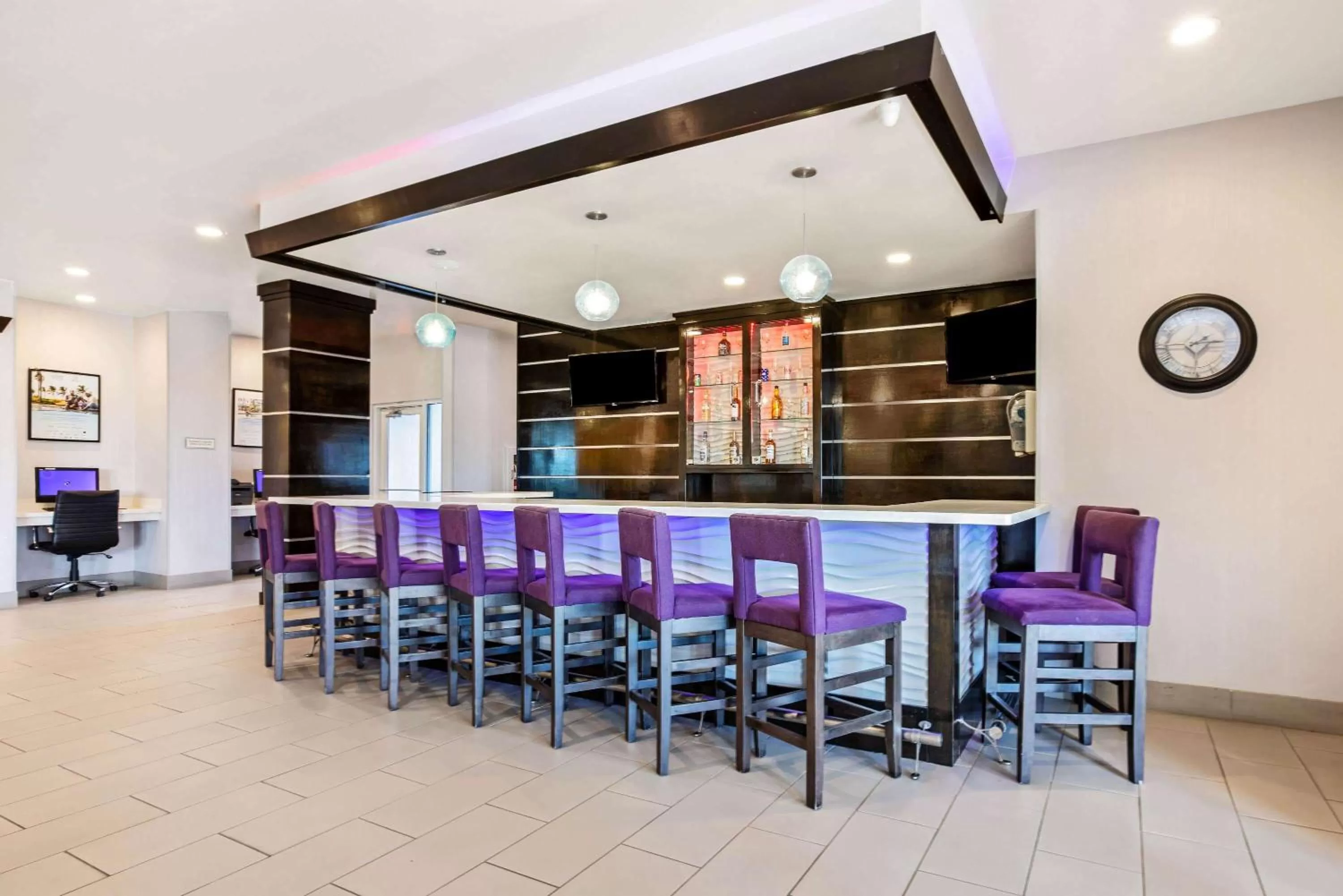 Lounge or bar in La Quinta by Wyndham Corpus Christi - Portland
