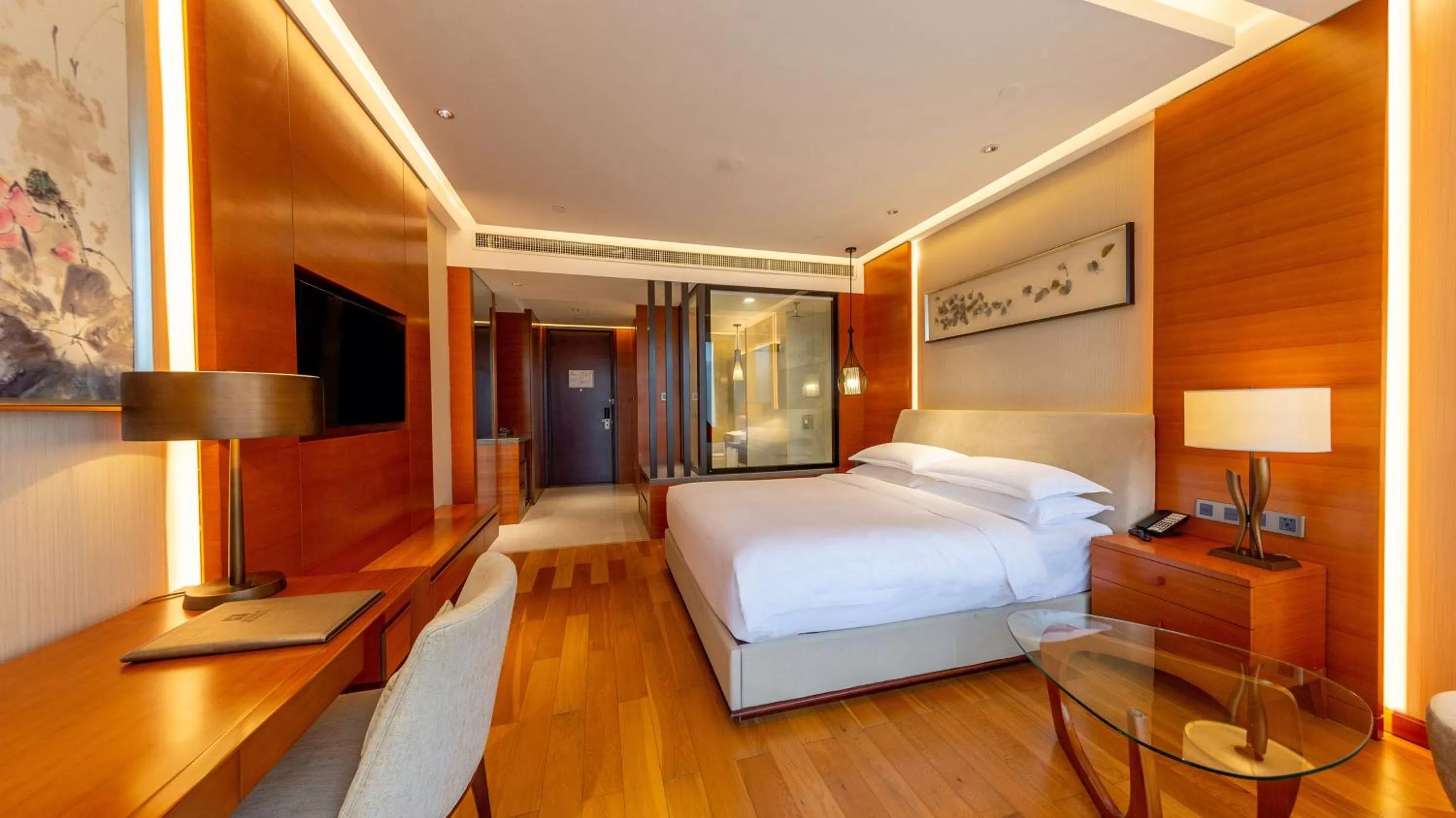 Photo of the whole room, Bed in Holiday Inn Nanjing Xuanwu Lake by IHG