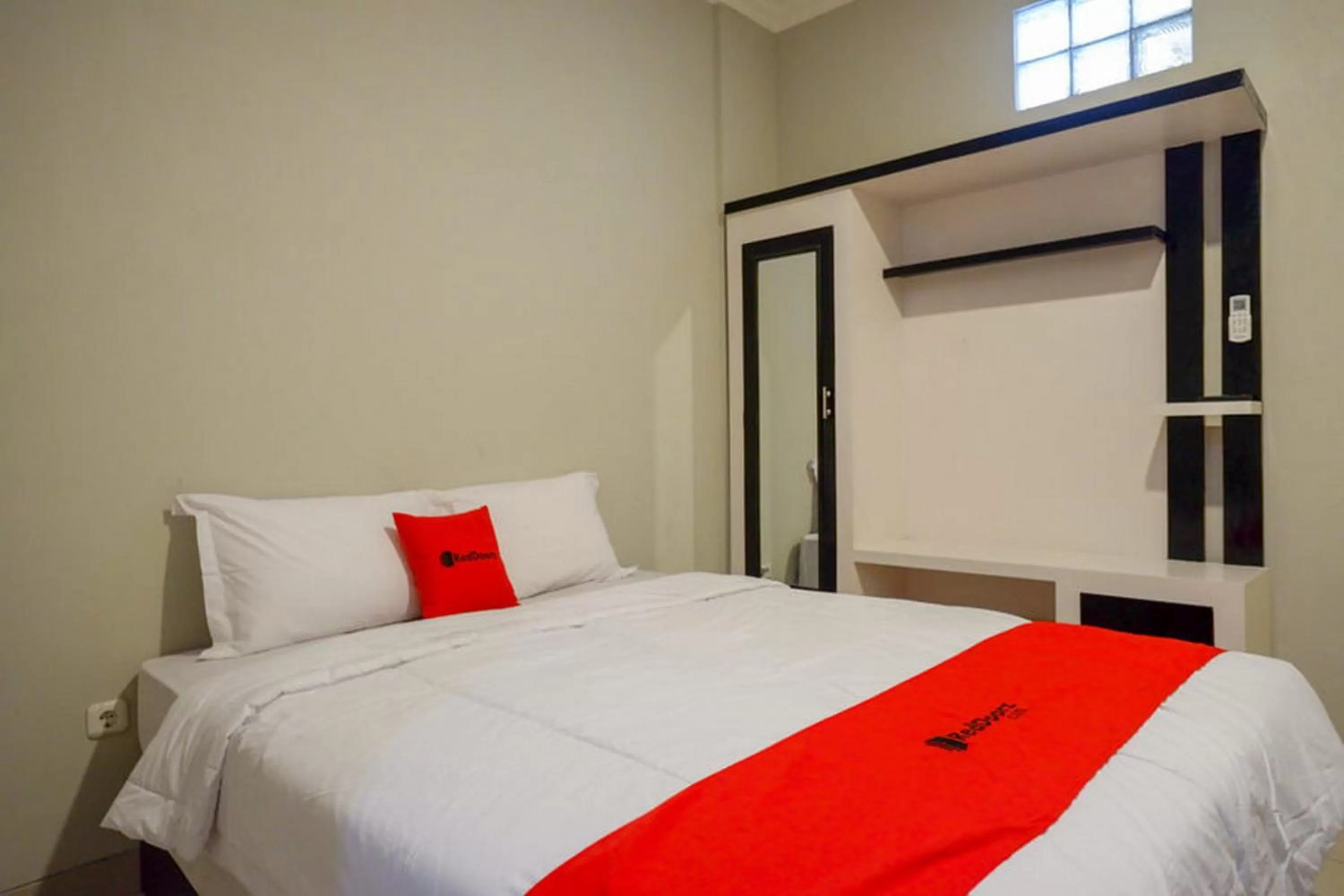Bed in RedDoorz Plus near Jogja City Mall 5