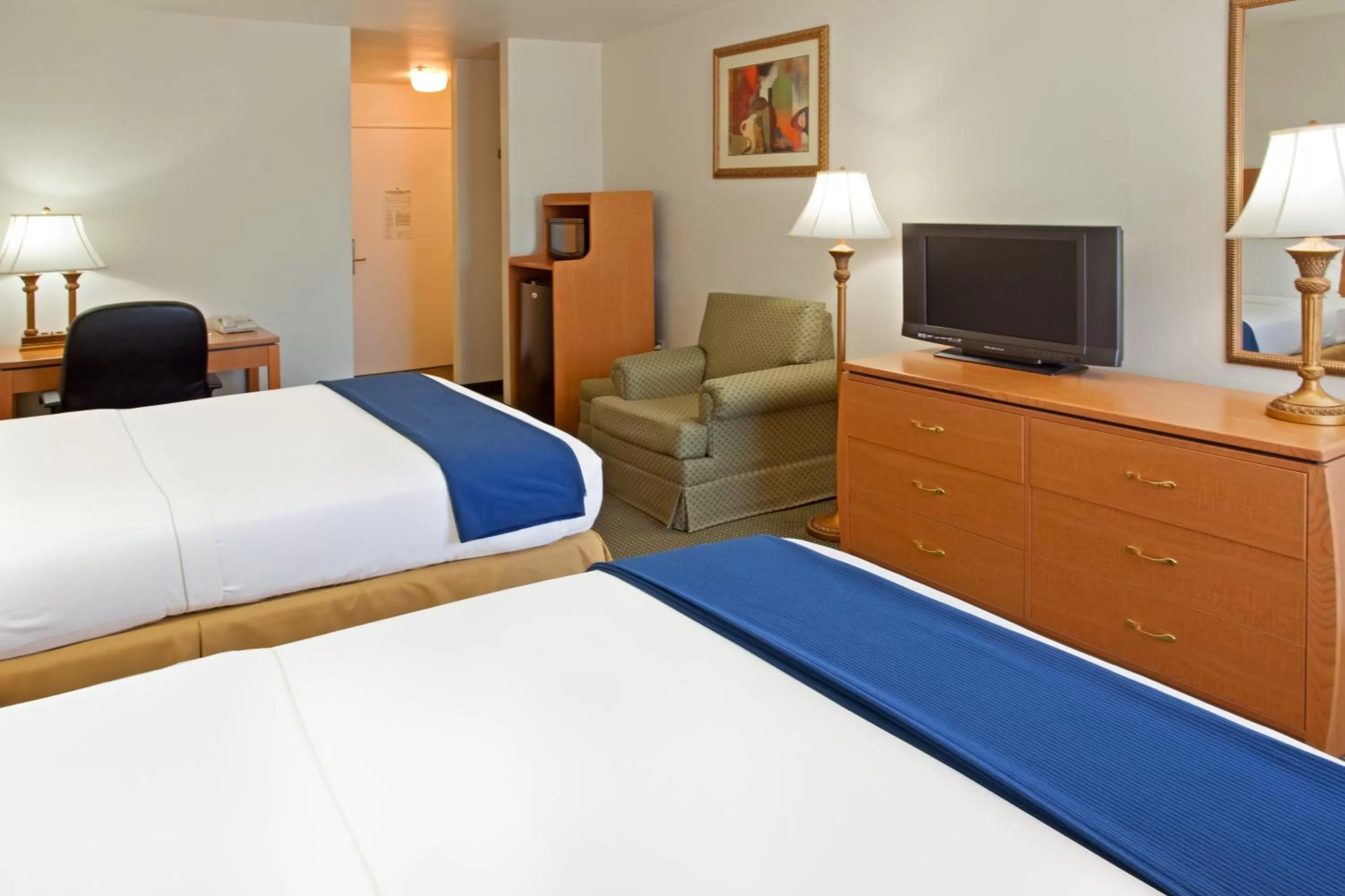 Photo of the whole room, Bed in Holiday Inn Express Hotel & Suites Columbus by IHG