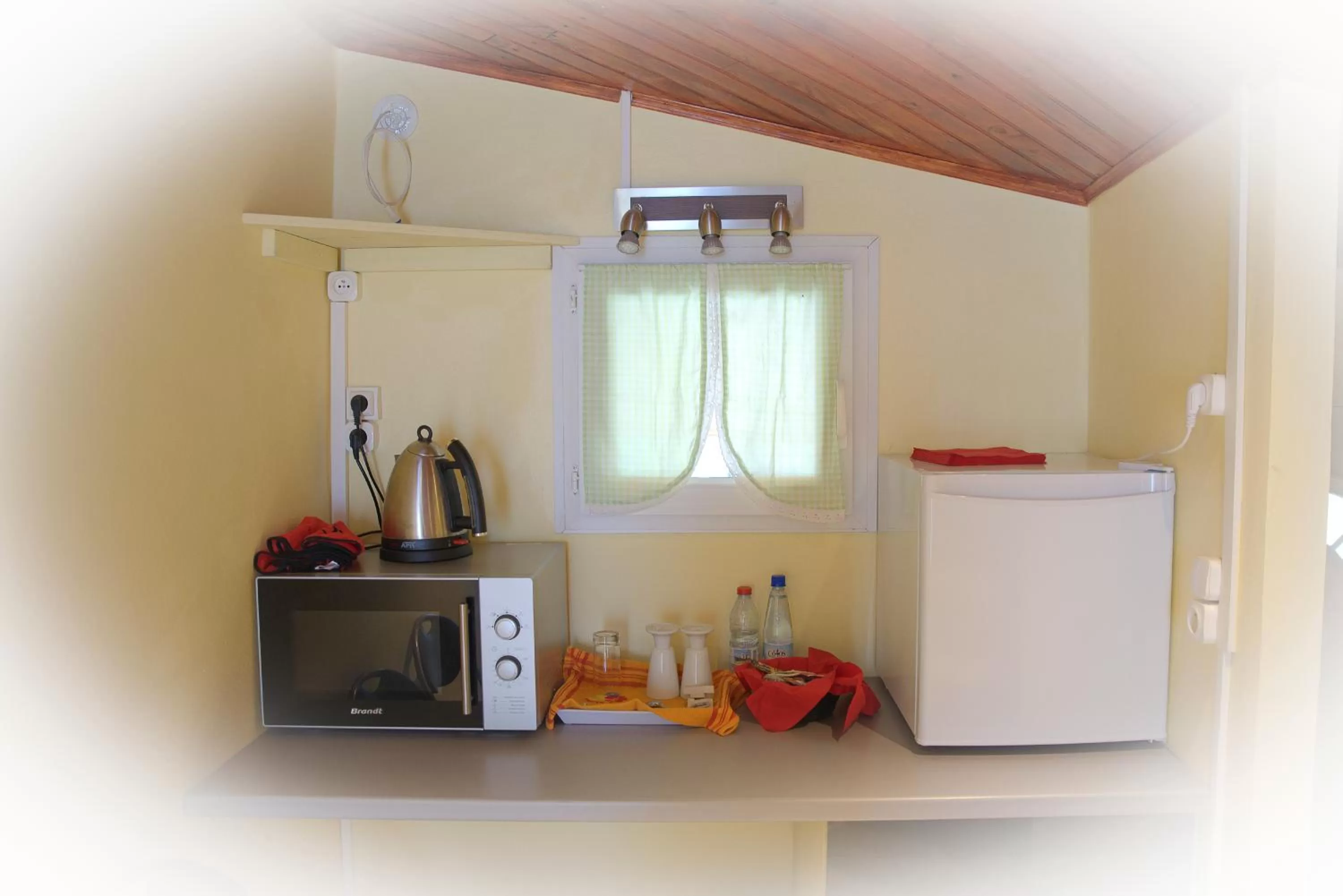 Coffee/tea facilities, Kitchen/Kitchenette in La Résidence des Caféiers - Le Tampon
