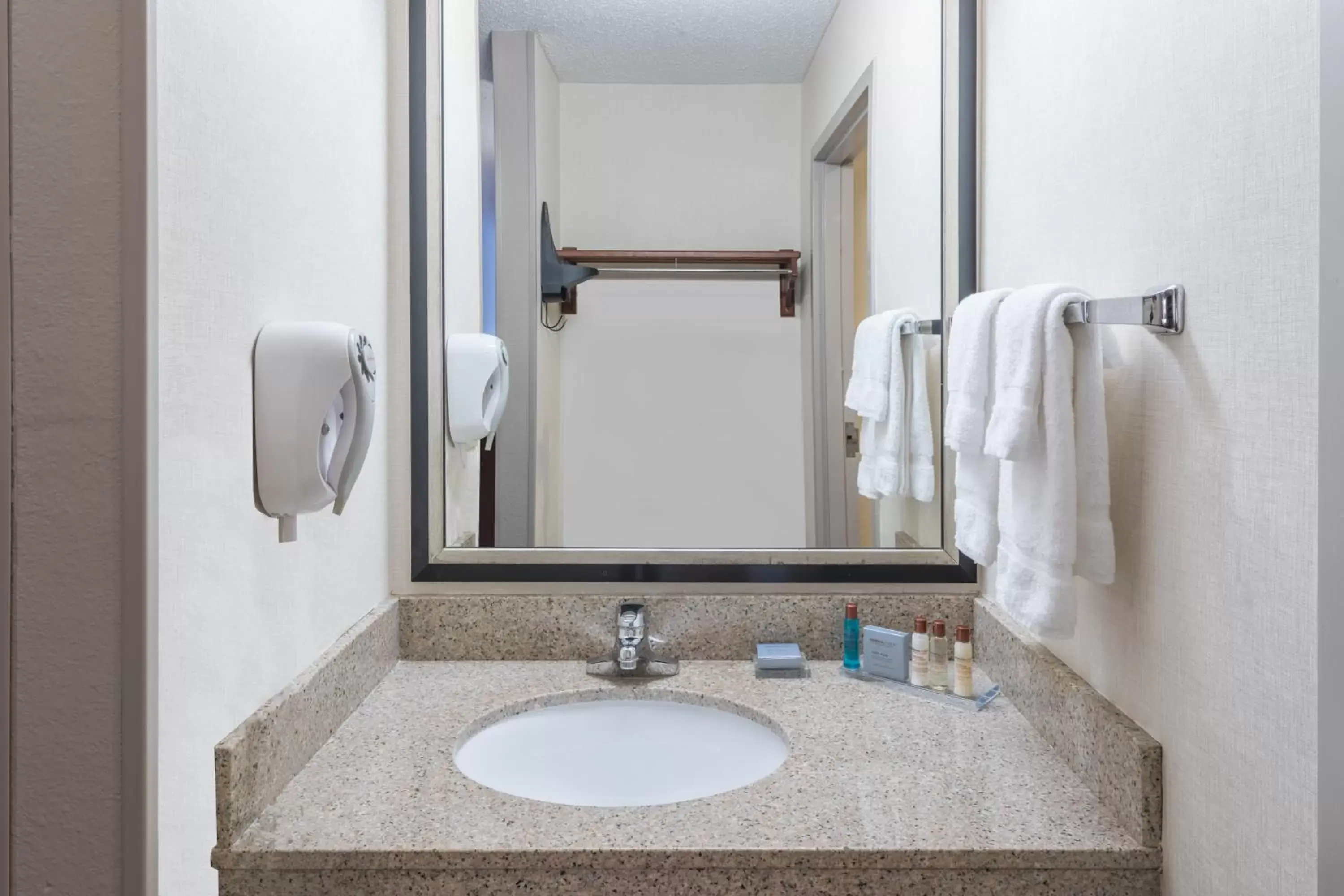 King Room with Roll-in Shower - Disability Access/Non-Smoking in Wingate by Wyndham Shreveport Airport King Room with Roll-in Shower - Disability Access/Non-Smoking in Wingate by Wyndham Shreveport Airport