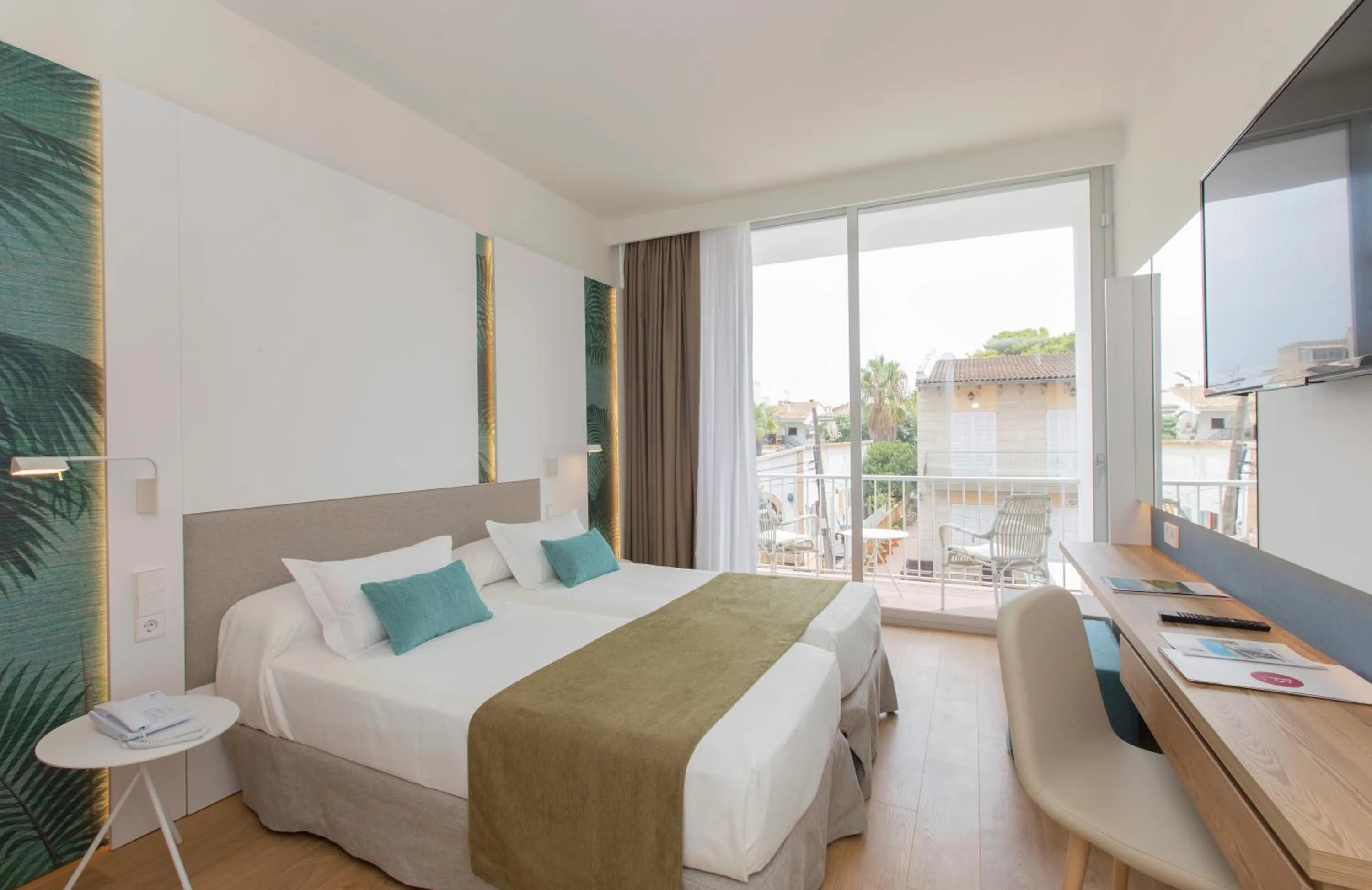 Photo of the whole room, Bed in JS Yate