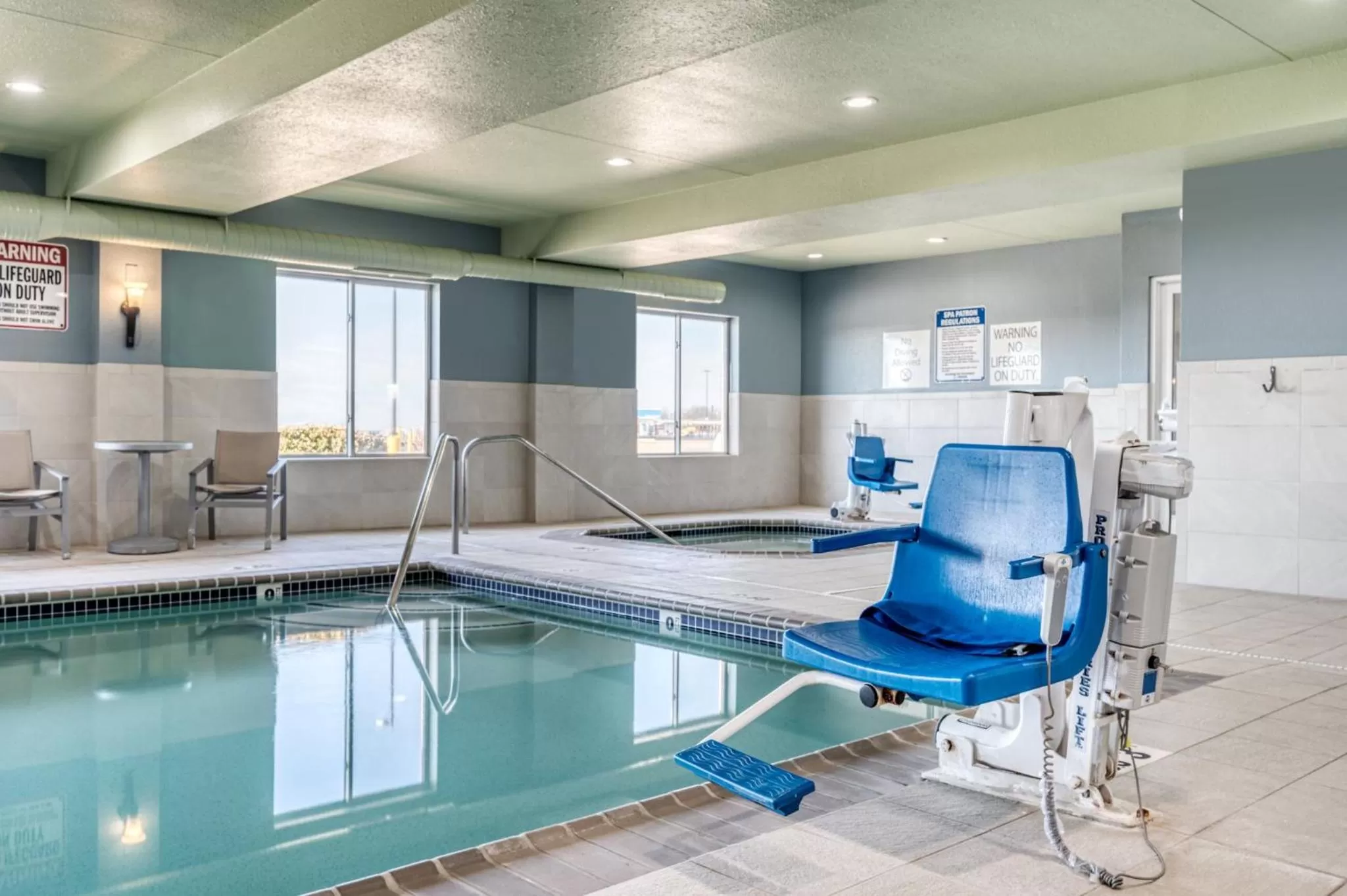Swimming pool in Holiday Inn Express & Suites Vandalia by IHG