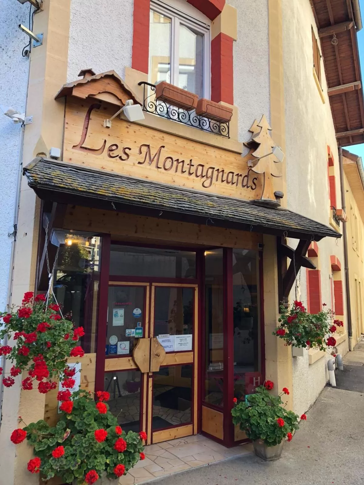 Facade/entrance in Hotel Les Montagnards