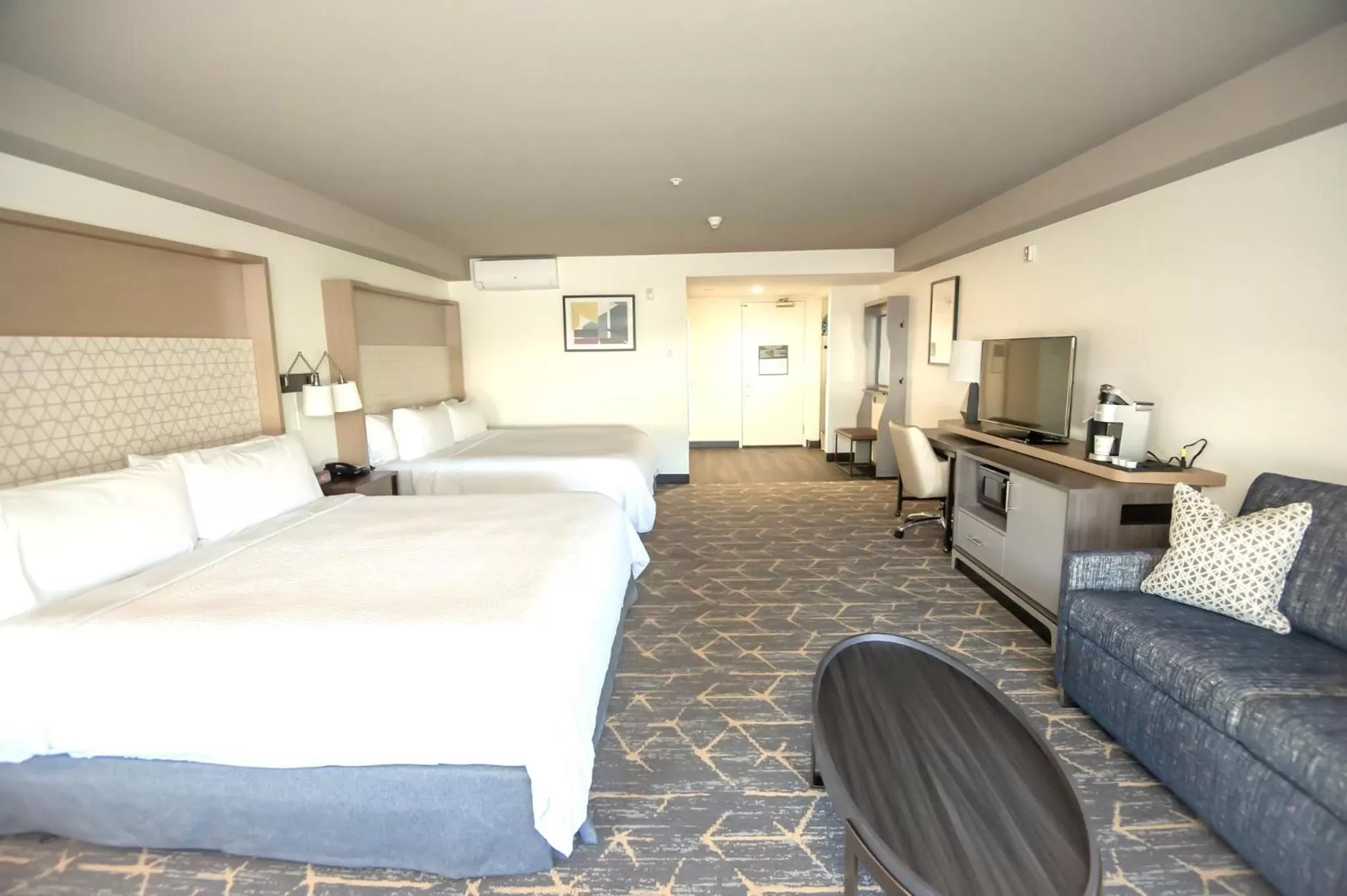 Photo of the whole room, Bed in Holiday Inn Oakland Airport by IHG