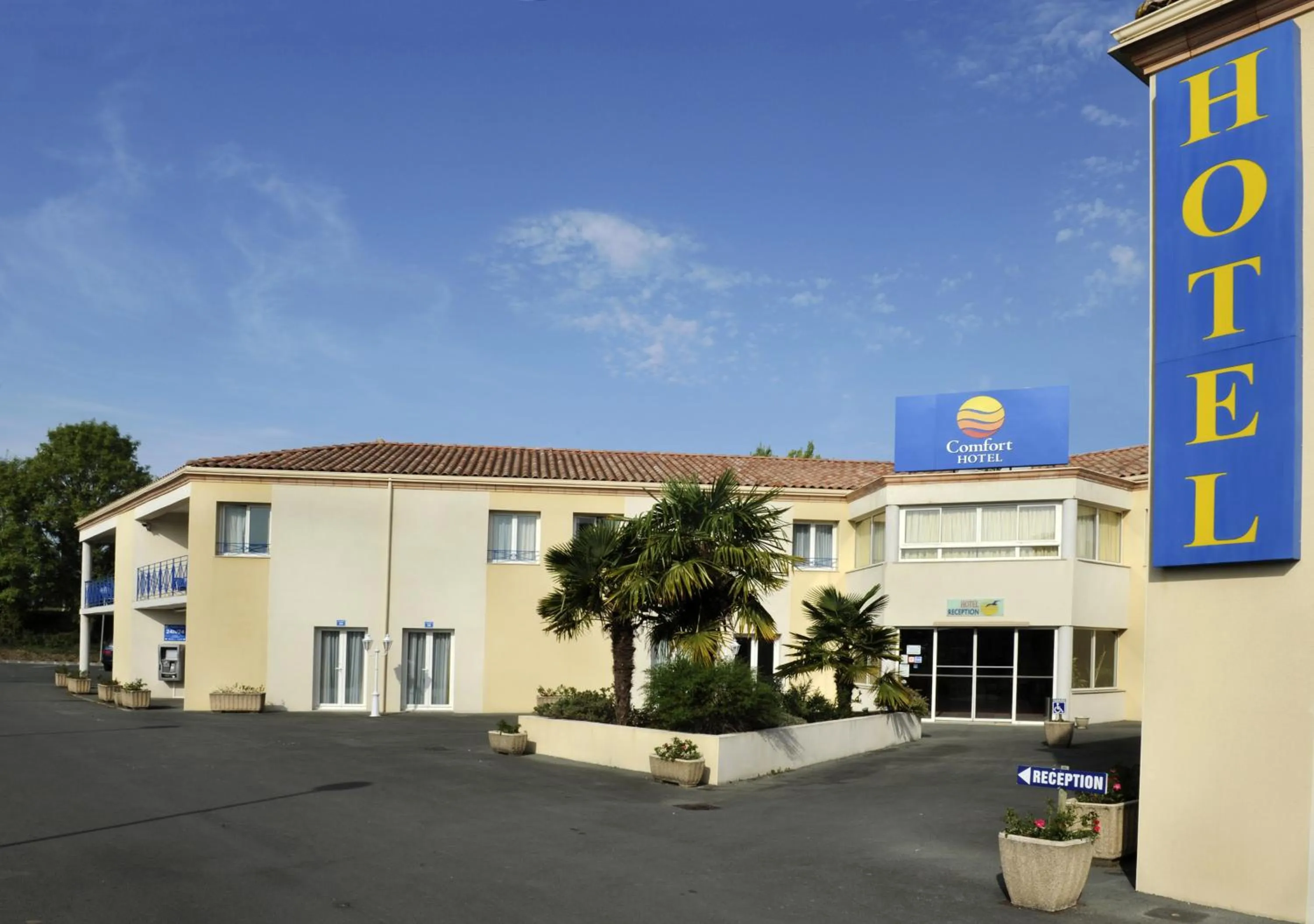 Facade/entrance, Property Building in Comfort Hotel Saintes