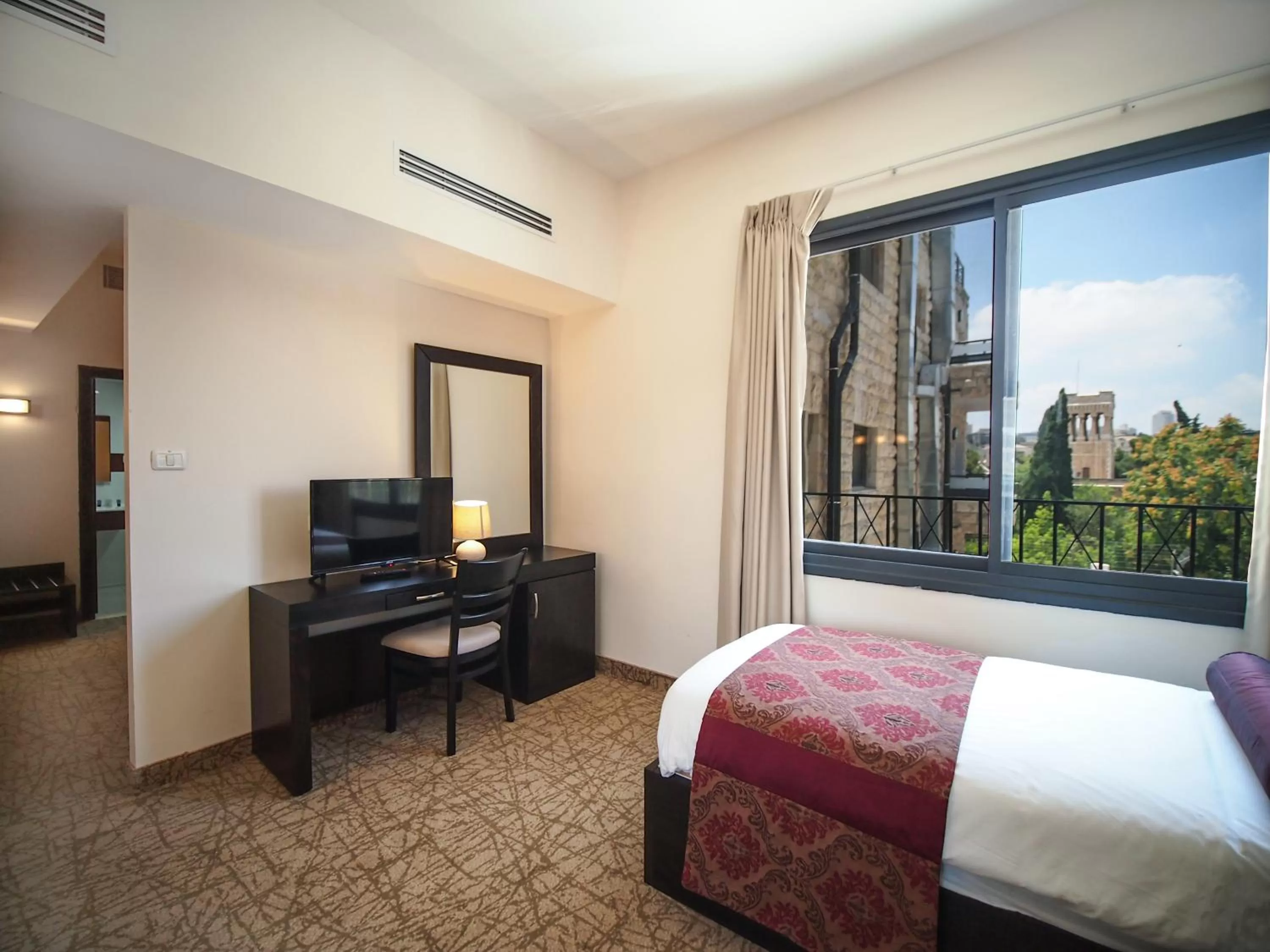 Photo of the whole room, Bed in New Capitol Hotel - Jerusalem