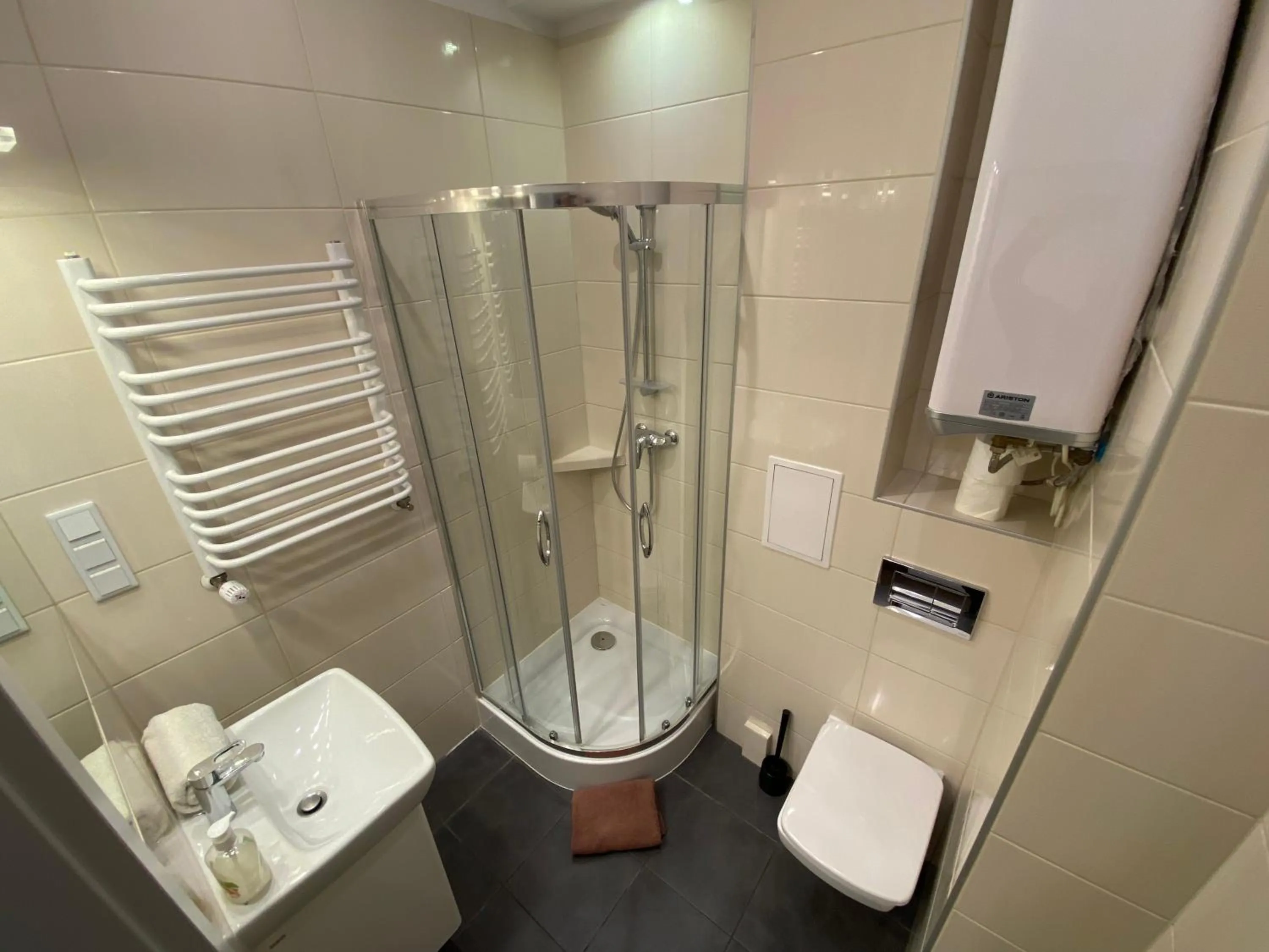 Shower in P&J Apartments Floriańska