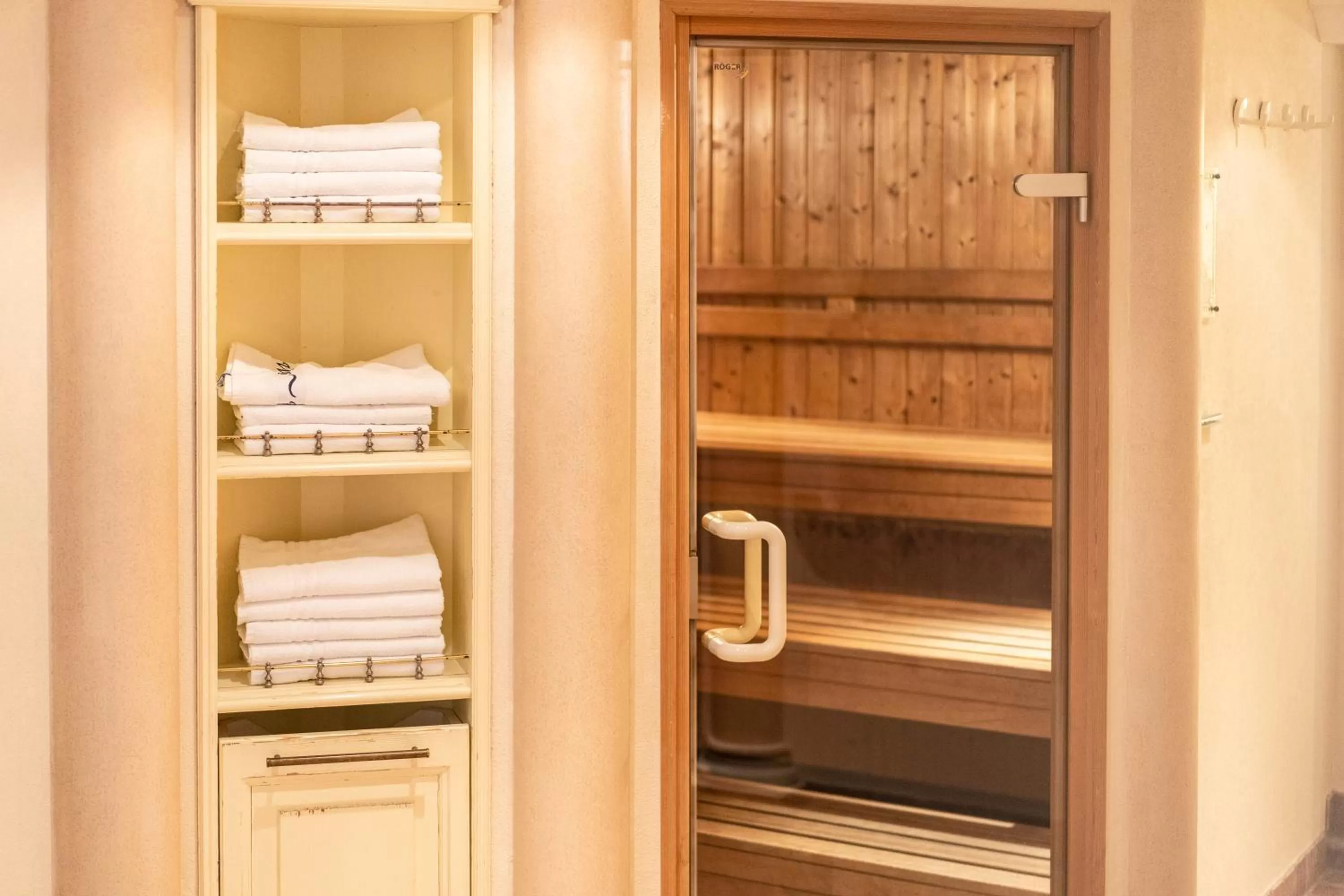 Swimming pool in Hotel Seefelderhof