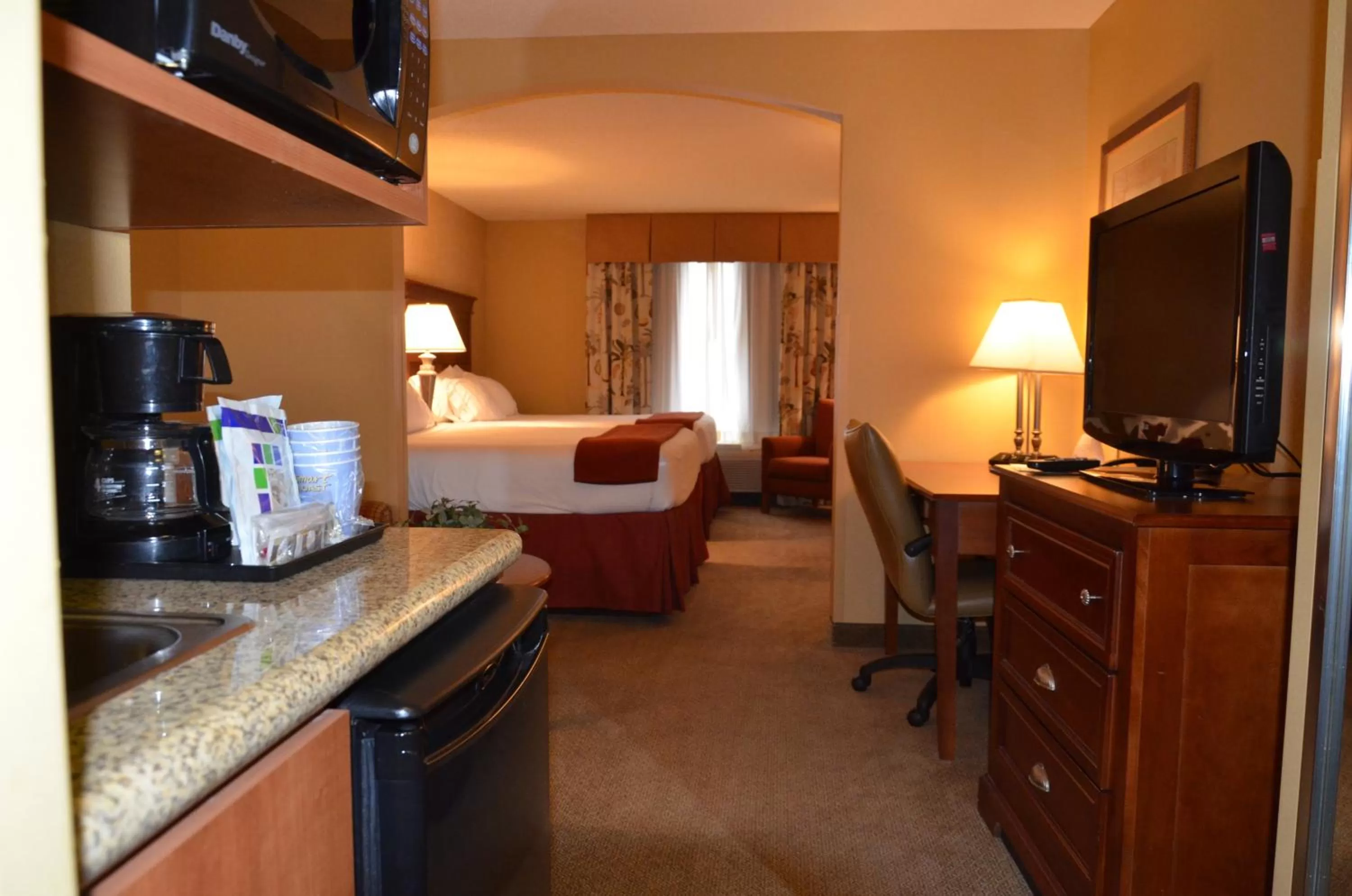 Bedroom, Bed in Holiday Inn Express & Suites Bloomington by IHG