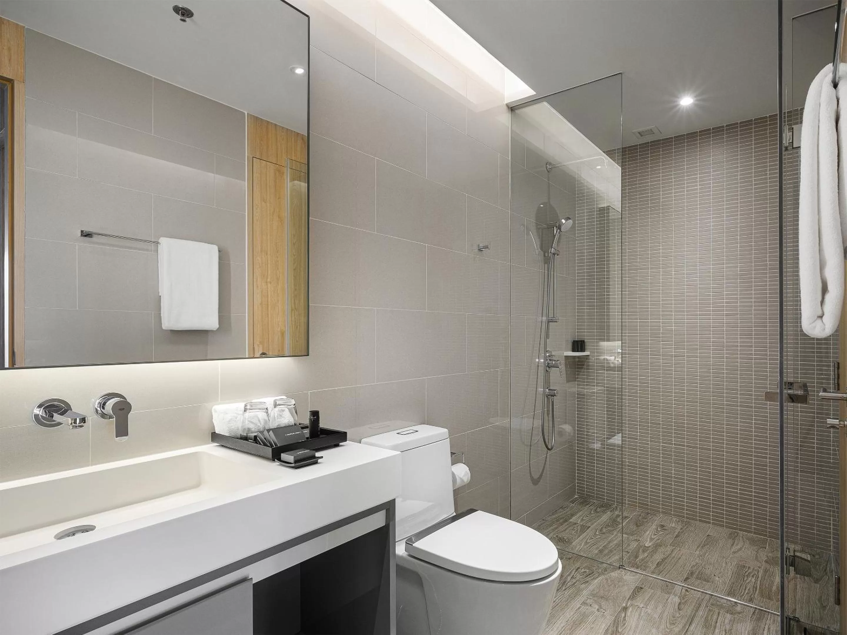 Shower in Oakwood Suites Bangkok