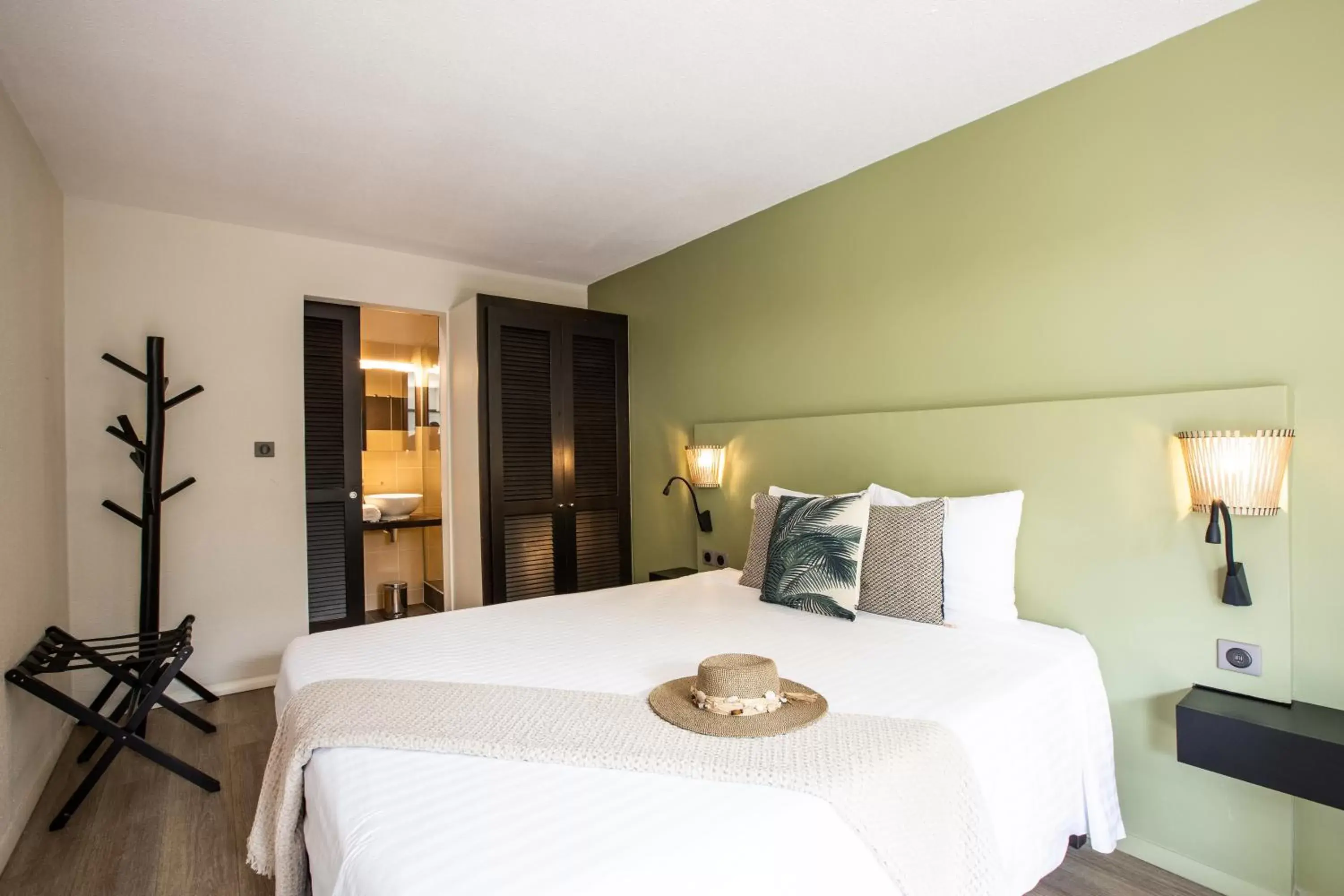 Queen Room with Garden View in Centr'Hotel Queen Room with Garden View in Centr'Hotel