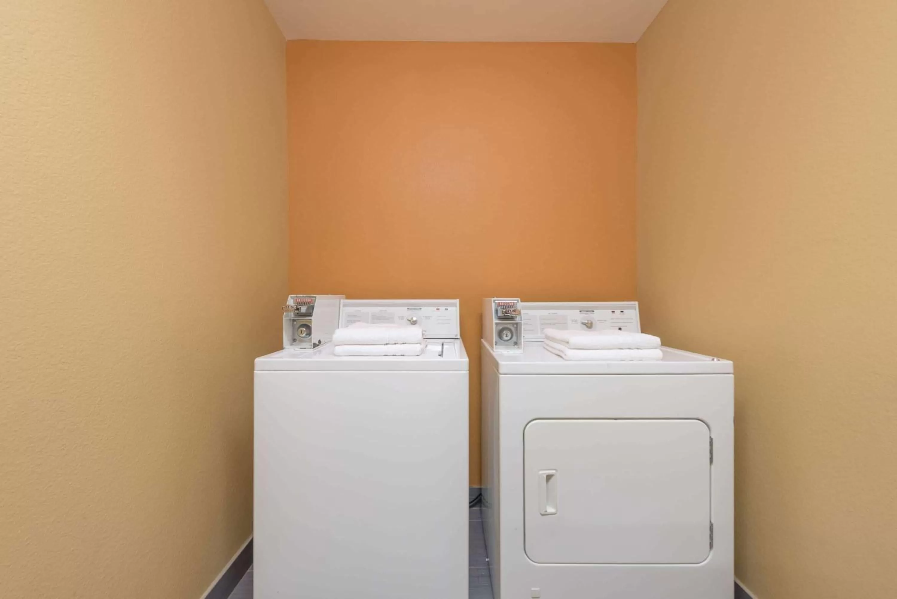 On site, Kitchen/Kitchenette in Microtel Inn & Suites by Wyndham Ft. Worth North/At Fossil