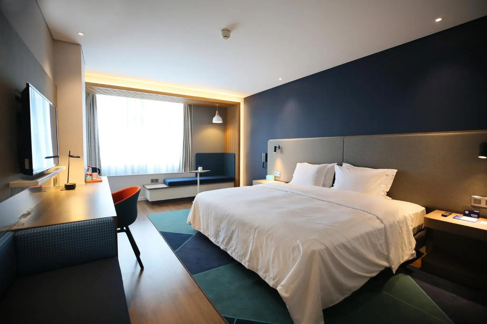 Photo of the whole room, Bed in Holiday Inn Express Chengdu North Railway Station by IHG - Near Panda Base, Near Chunxi Road Free laundromat