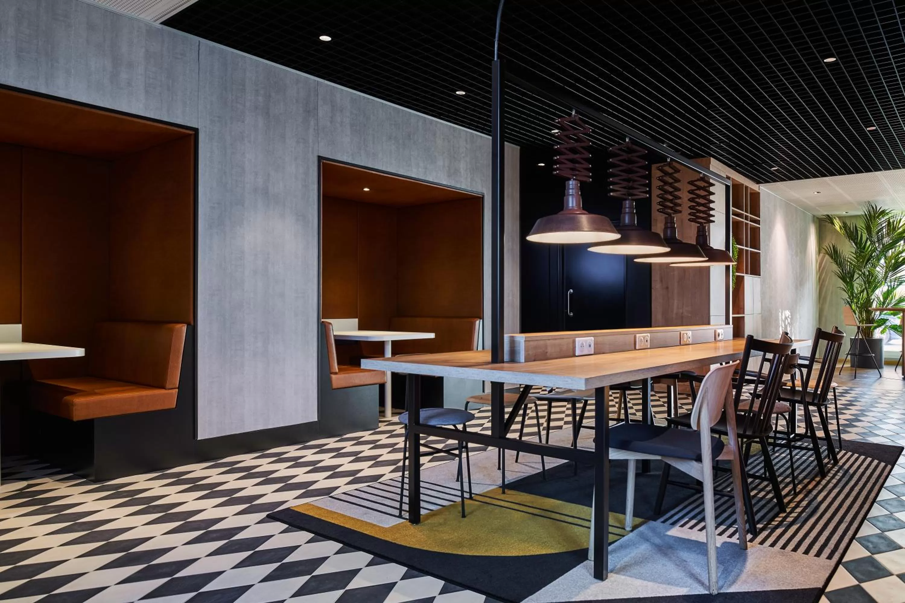 Communal lounge/ TV room in Ibis Montlhery Paris Sud