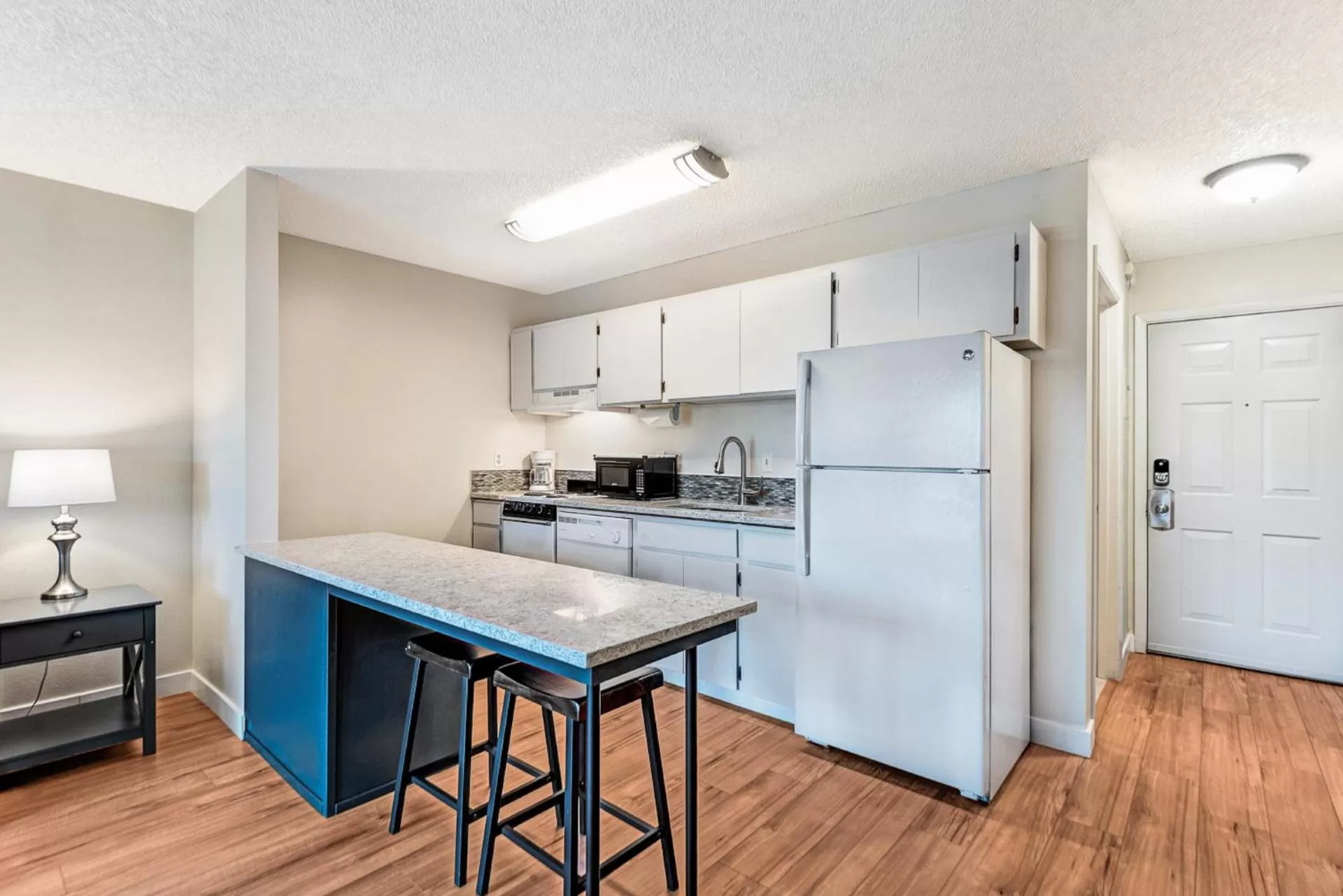 Kitchen or kitchenette, Kitchen/Kitchenette in Bend Riverside Condos