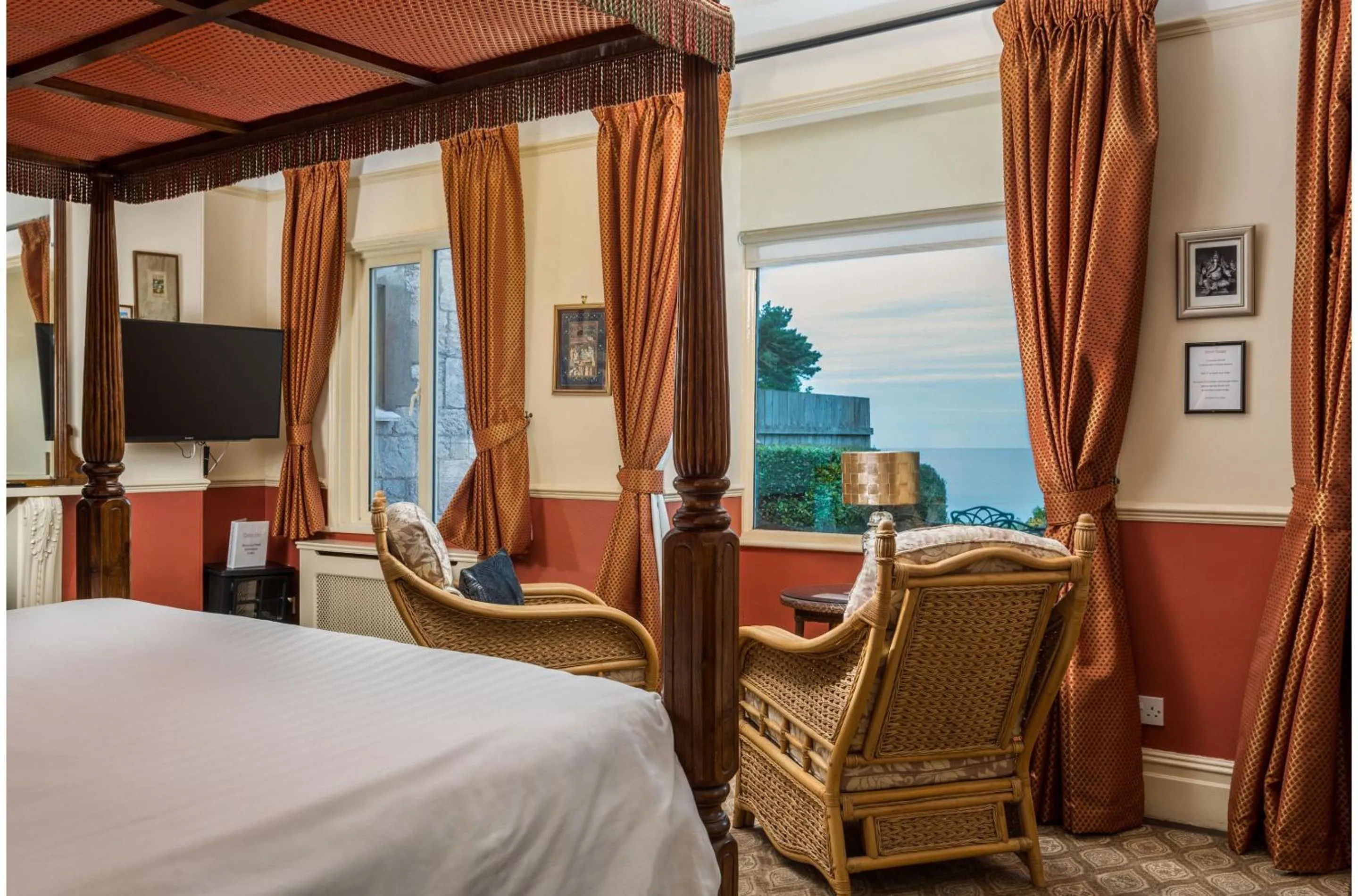 Bedroom, Bed in Orestone Manor